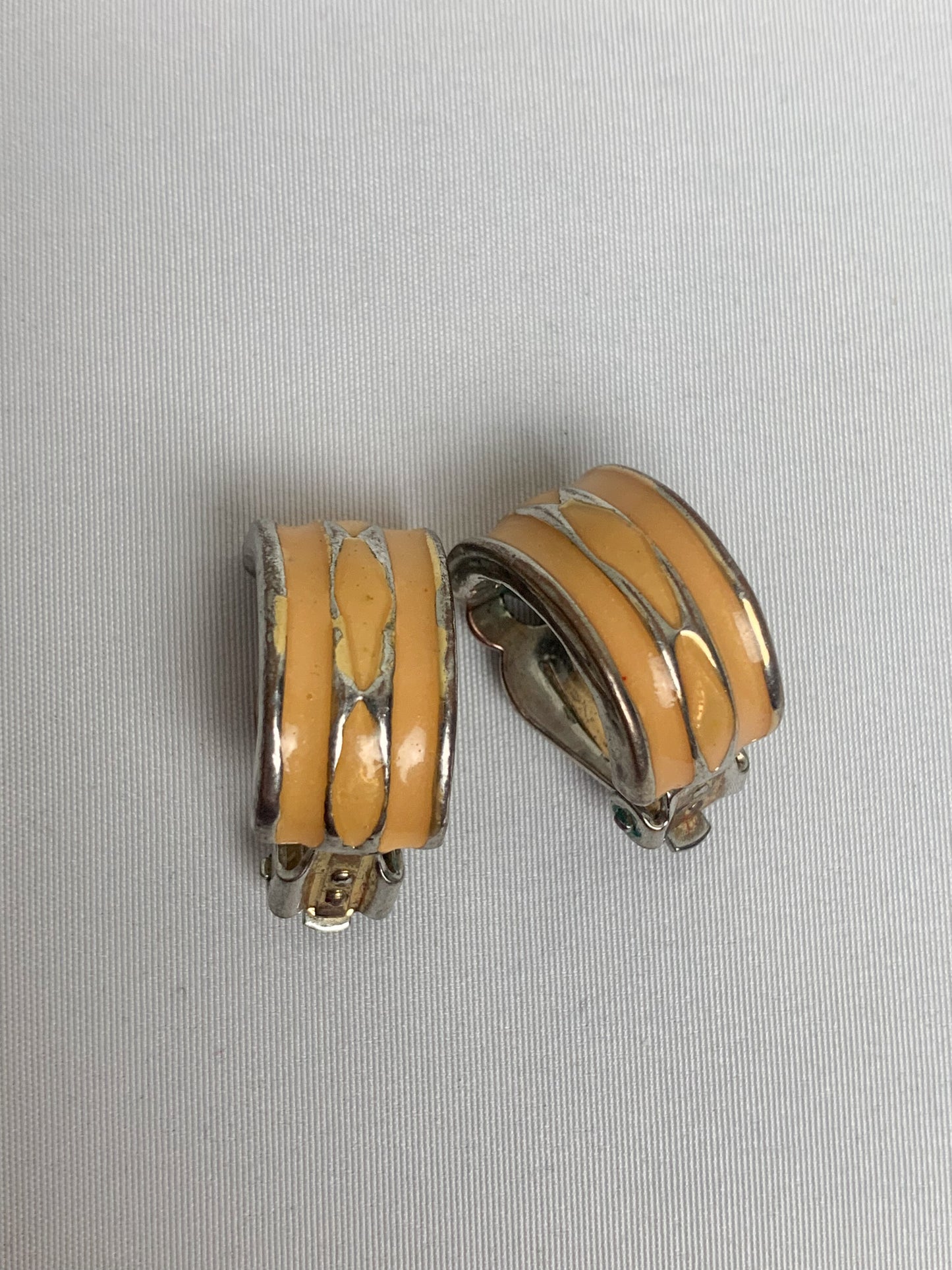 Boucles d'oreilles clips vintage - Émail abricot et métal argenté