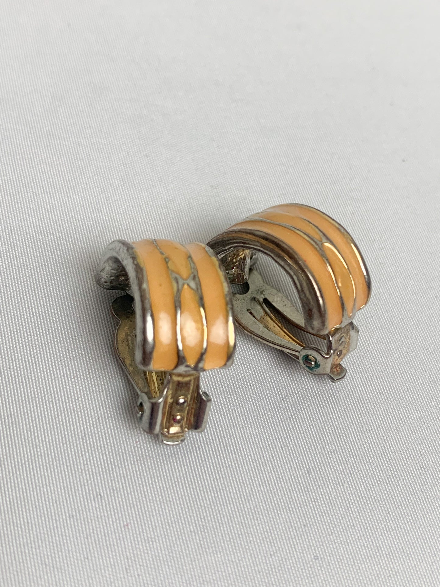 Boucles d'oreilles clips vintage - Émail abricot et métal argenté