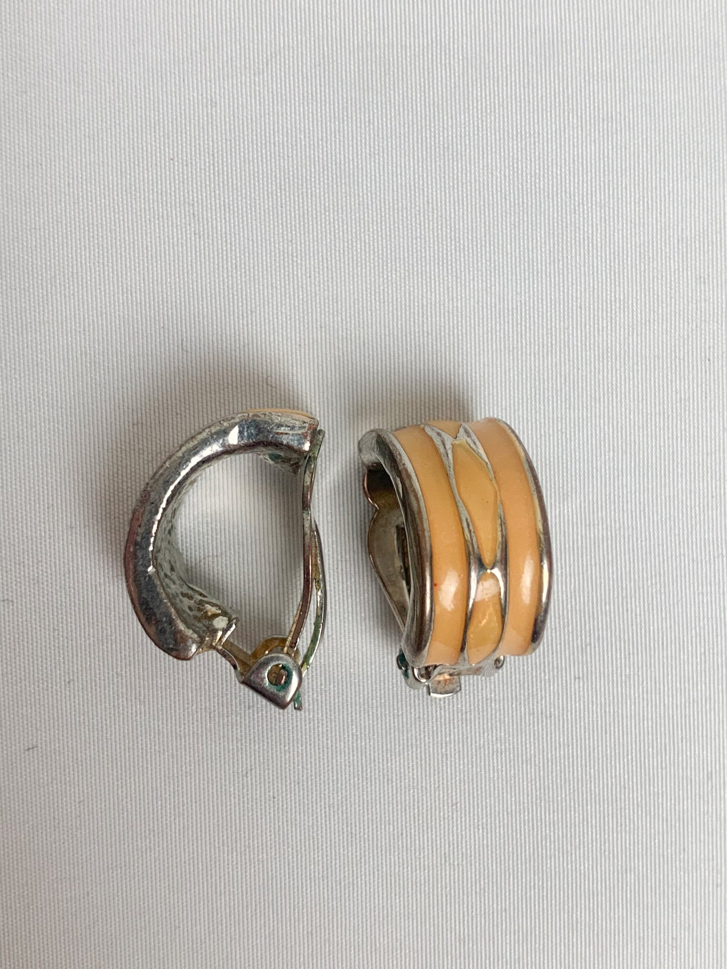 Boucles d'oreilles clips vintage - Émail abricot et métal argenté