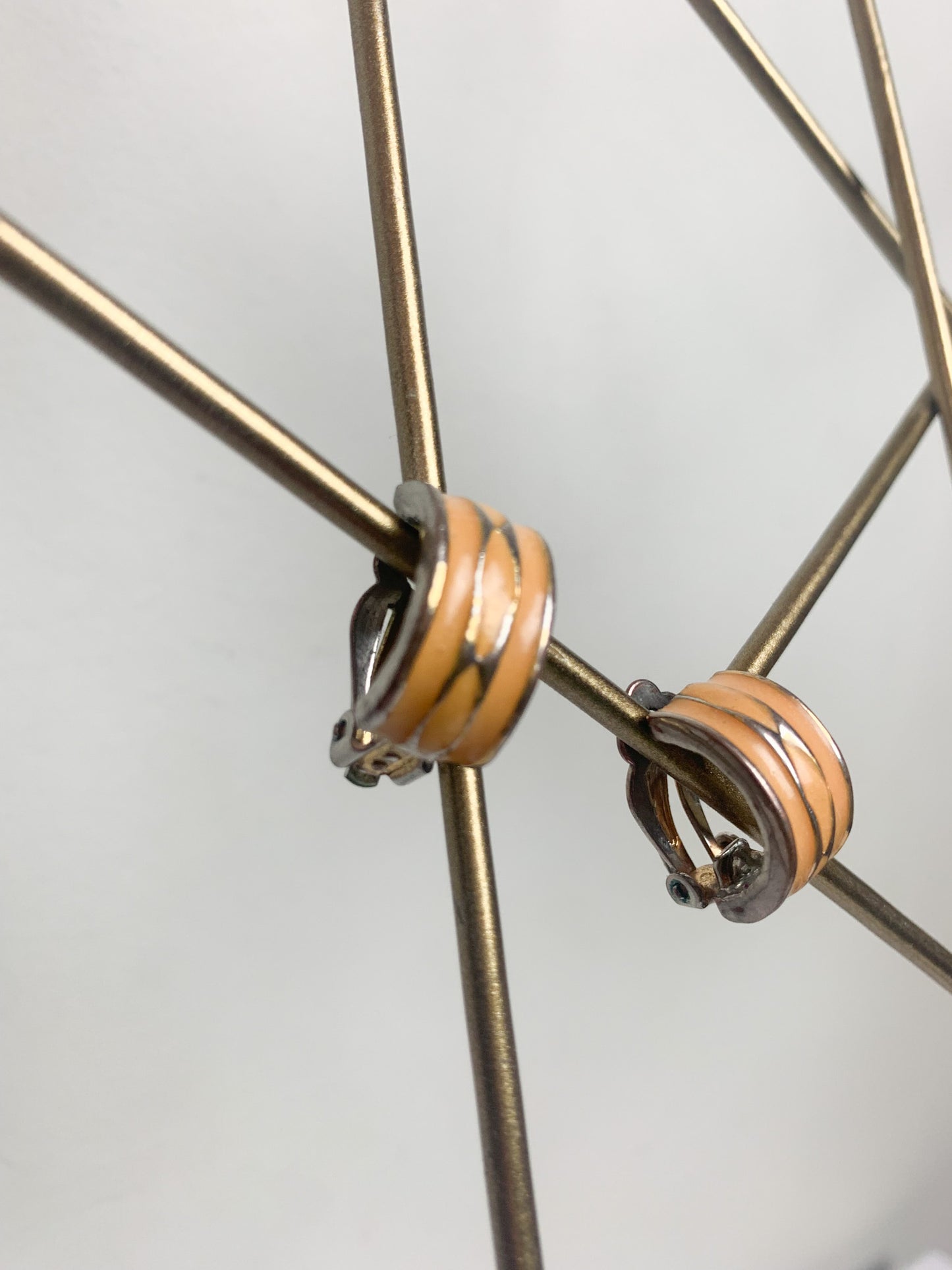 Boucles d'oreilles clips vintage - Émail abricot et métal argenté