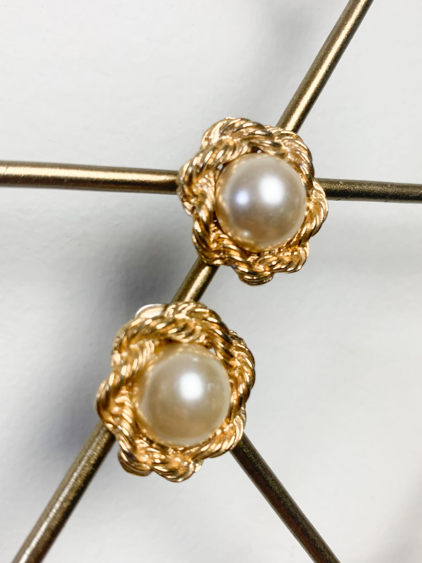 Clips d'oreilles vintage dorés et perle - années 60/70