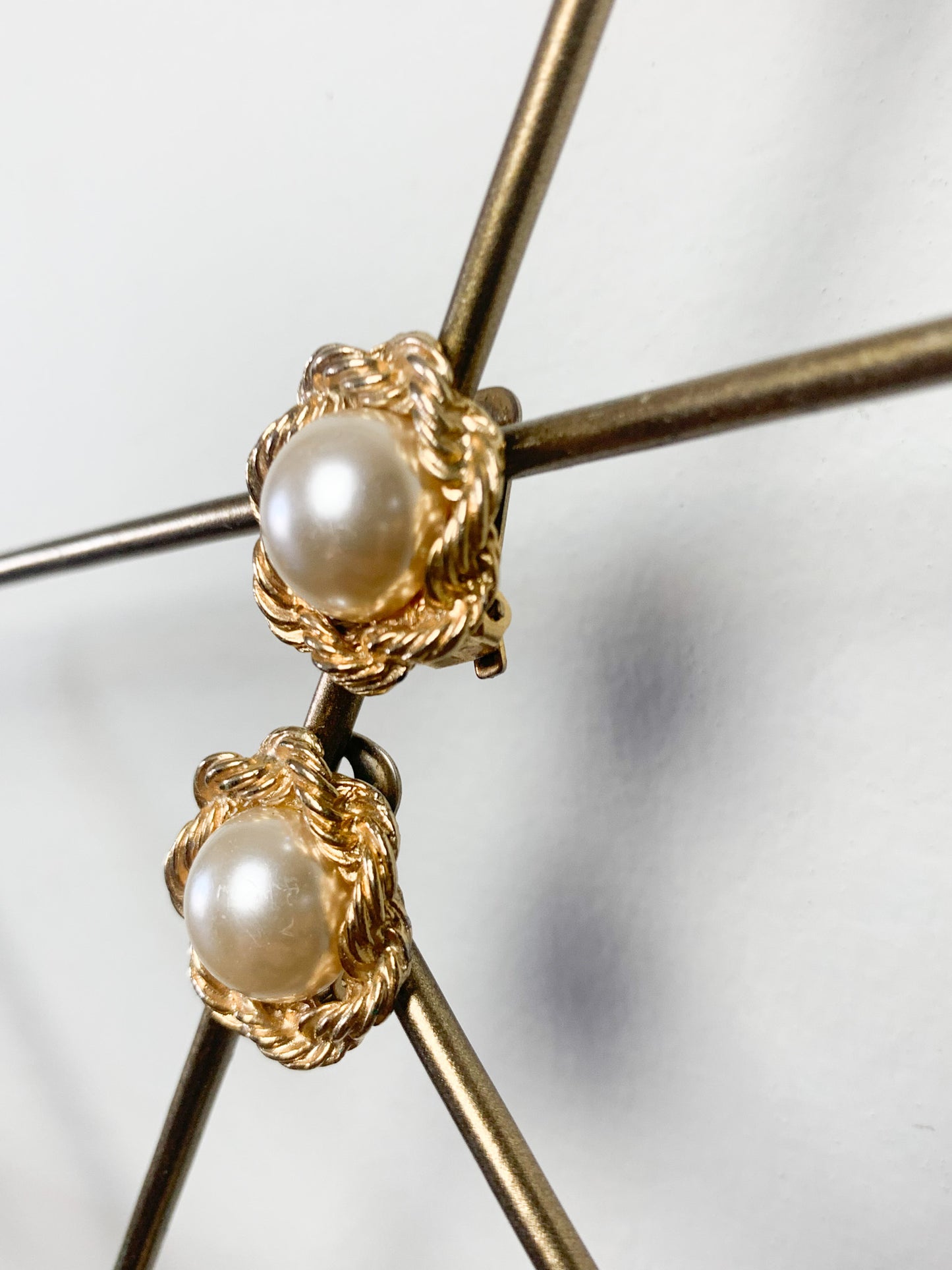 Clips d'oreilles vintage dorés et perle - années 60/70