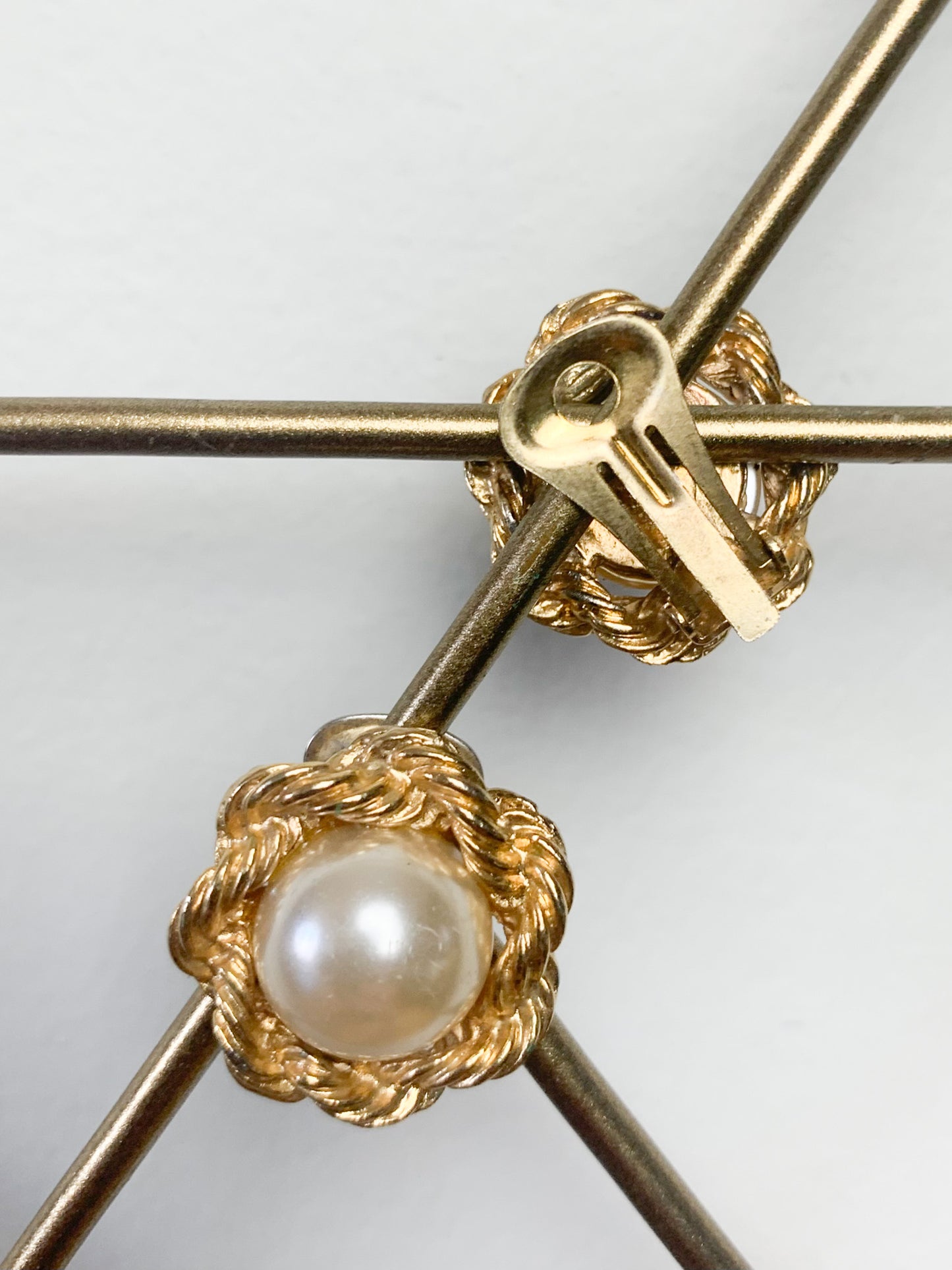 Clips d'oreilles vintage dorés et perle - années 60/70