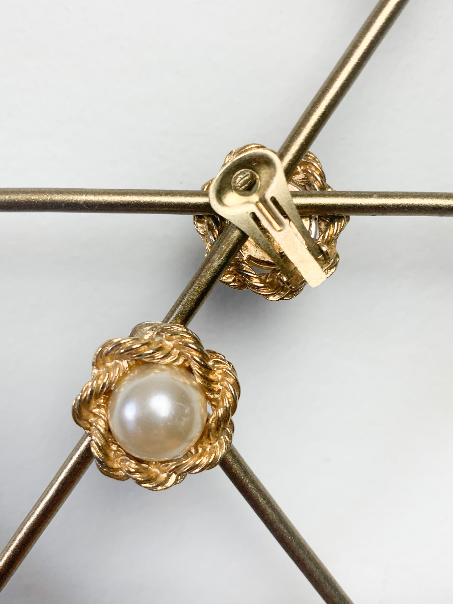Clips d'oreilles vintage dorés et perle - années 60/70