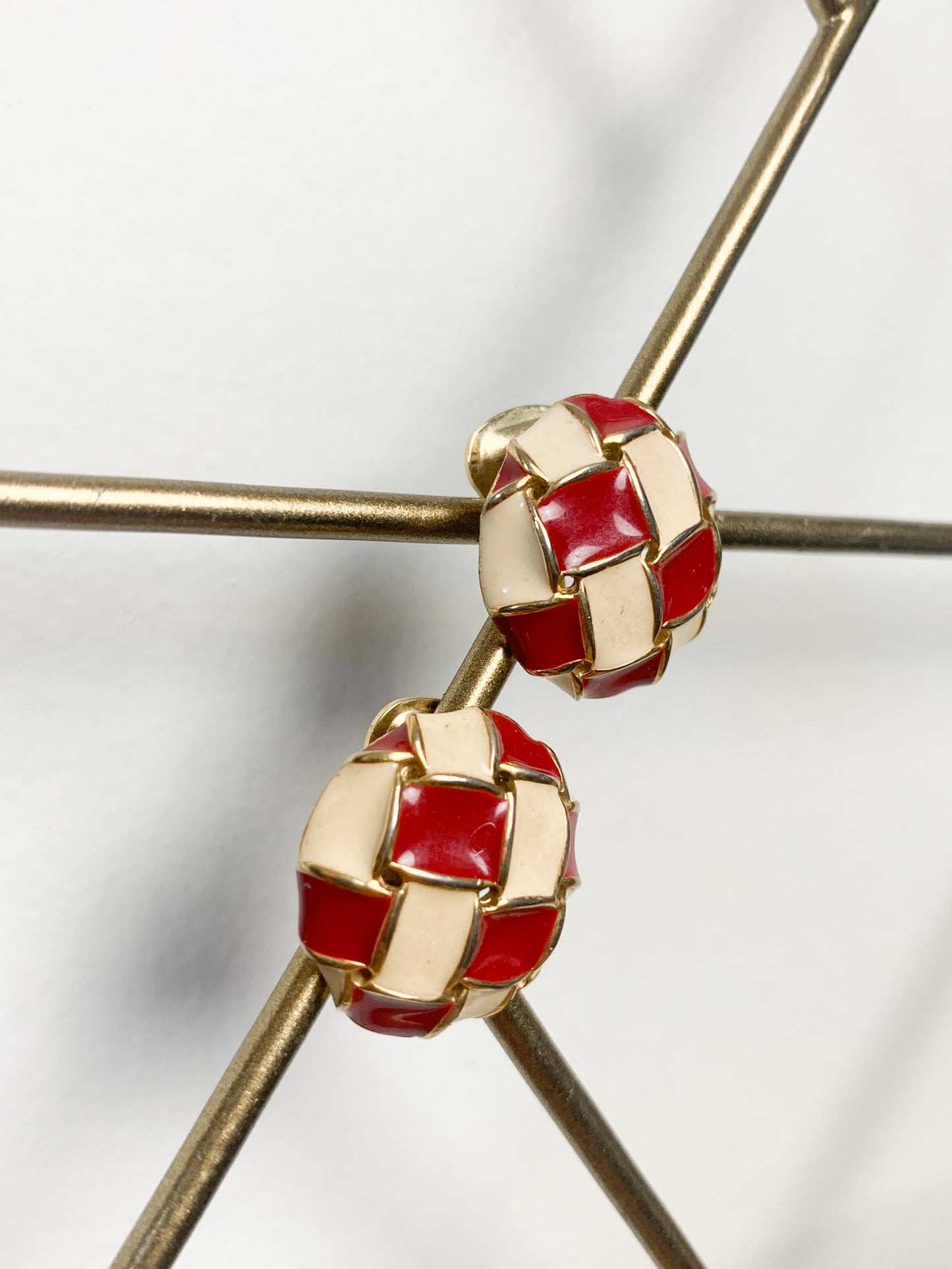 Boucles d'Oreilles Clips Vintage Boule Tressée Émaillée Rouge, Crème & Doré - Années 80/90 - Bijou Fantaisie Rétro