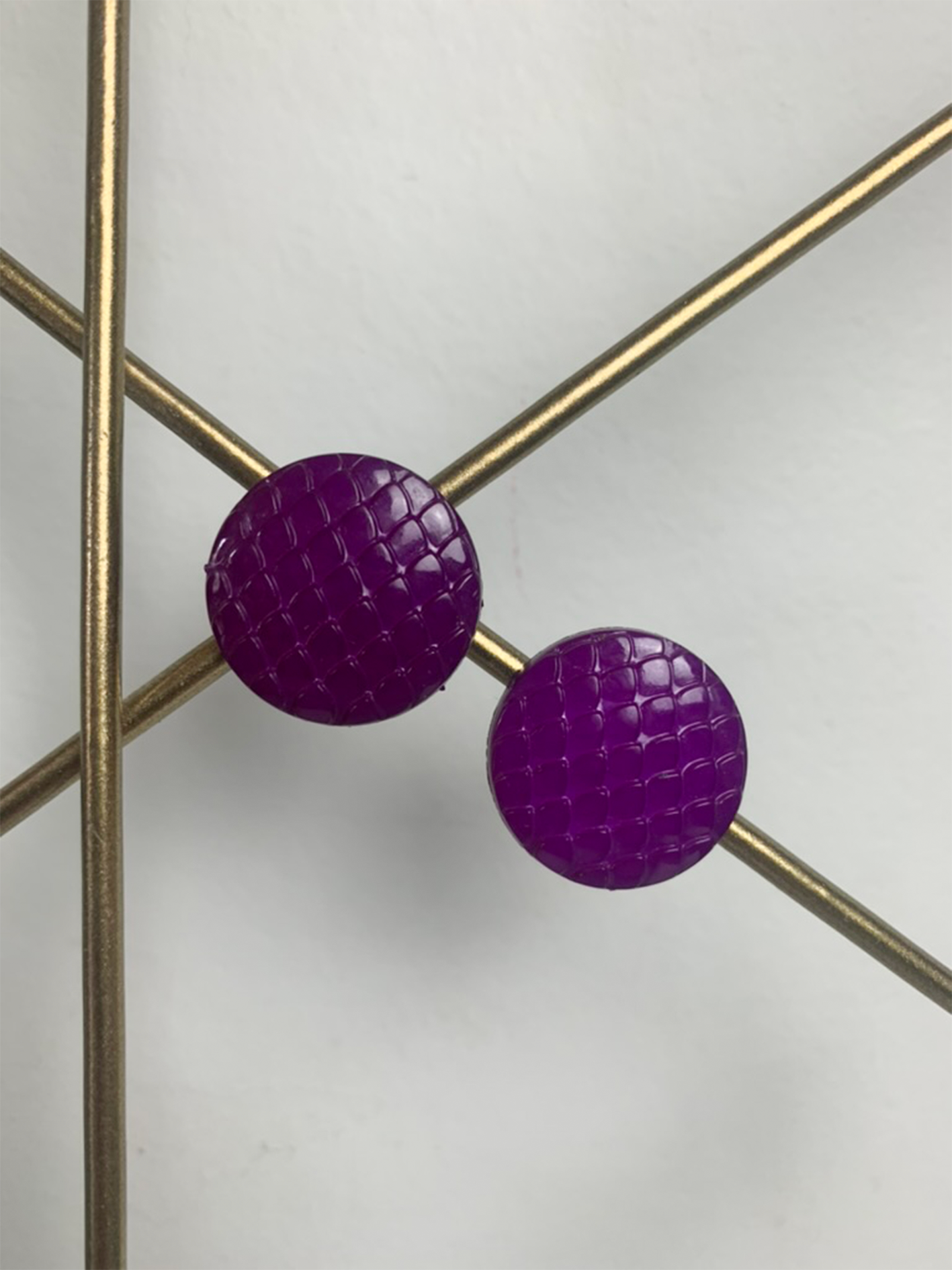 Boucles d'oreilles clips ronde écailles violettes vintage