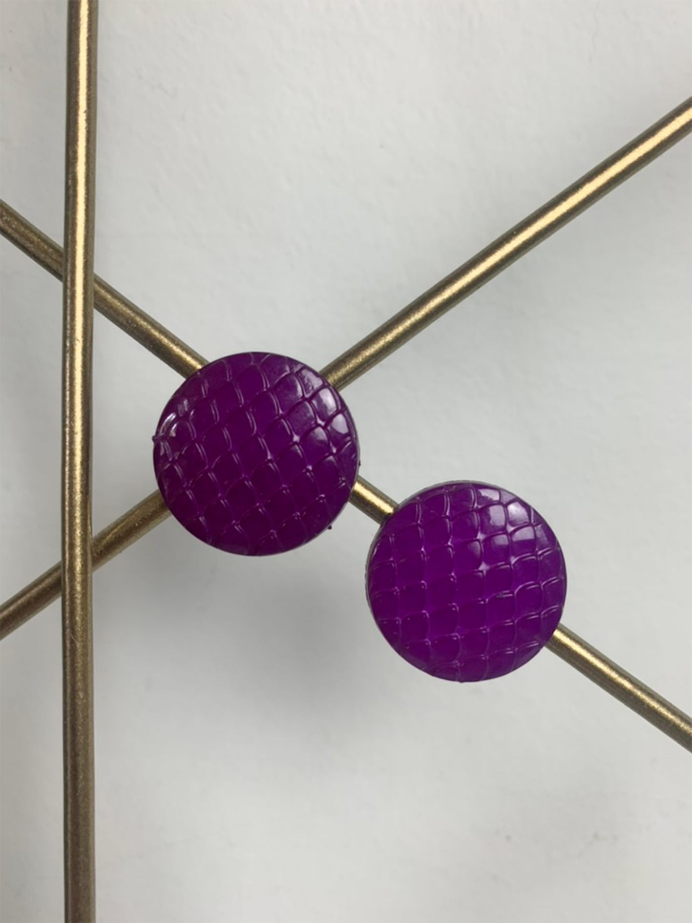 Boucles d'oreilles clips ronde écailles violettes vintage