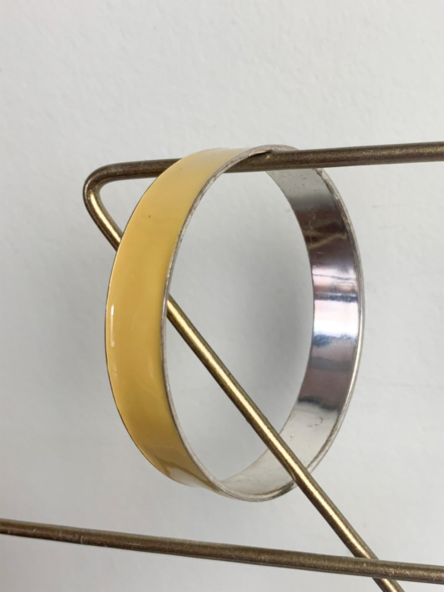 Bracelet jonc jaune en métal vintage