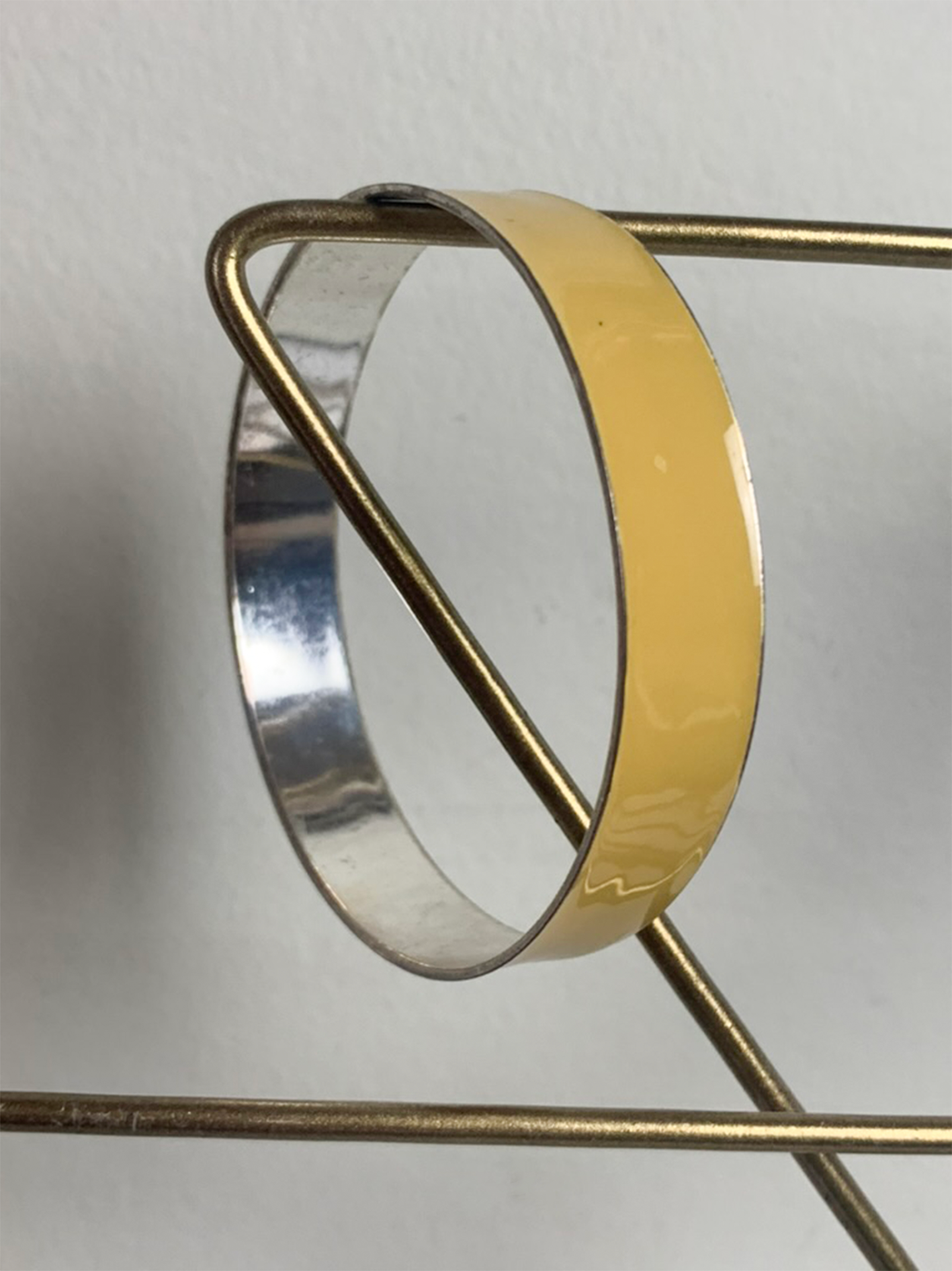 Bracelet jonc jaune émaillé métal doré vintage