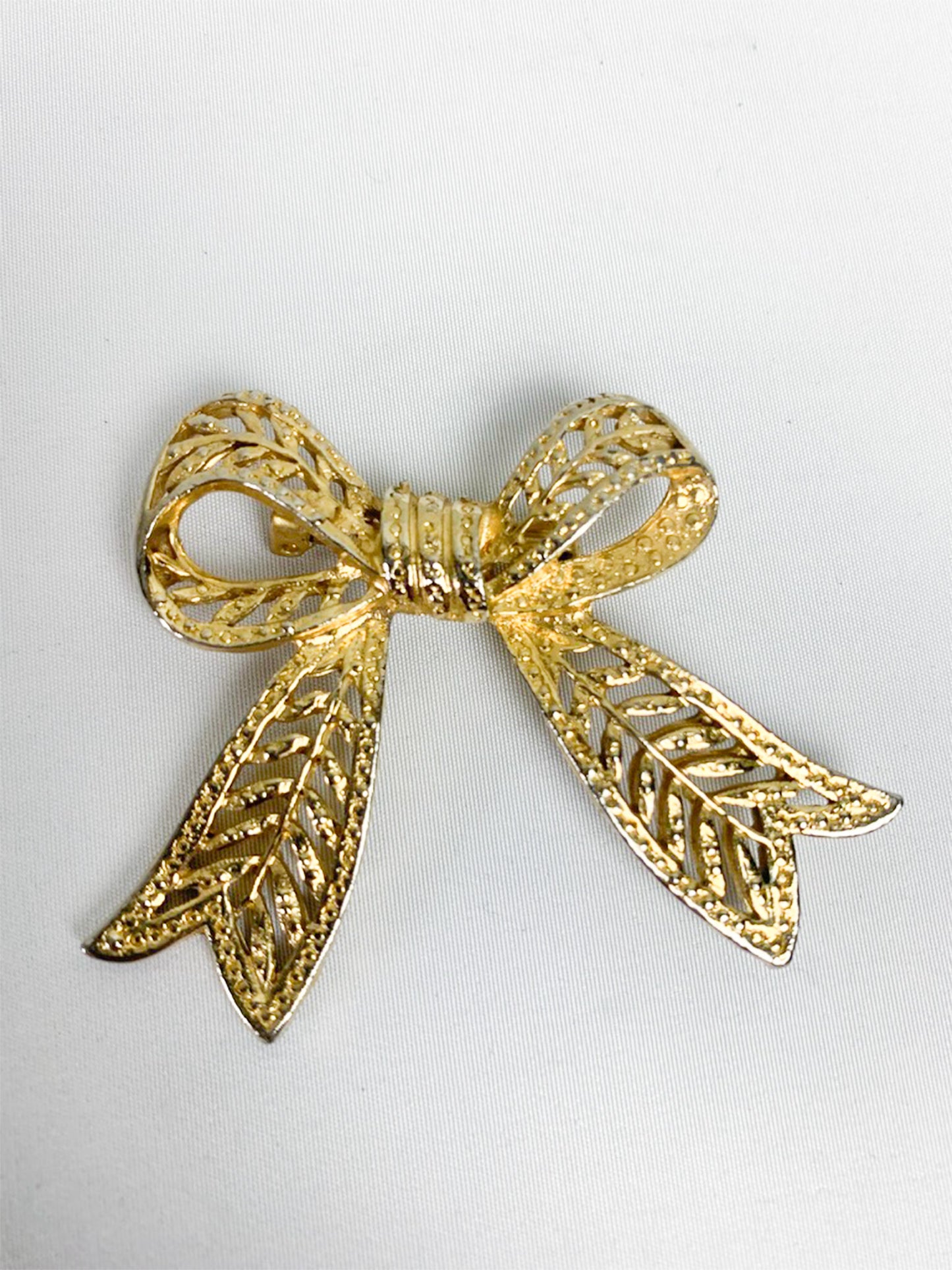 Broche nœud en métal doré vintage
