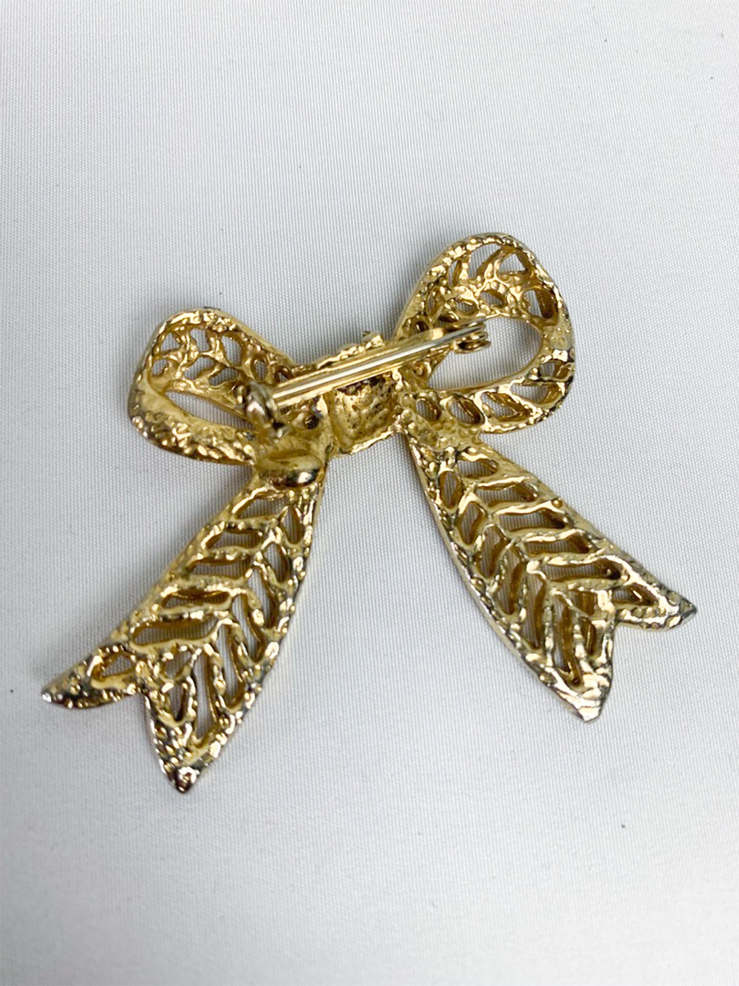 Broche nœud en métal doré vintage