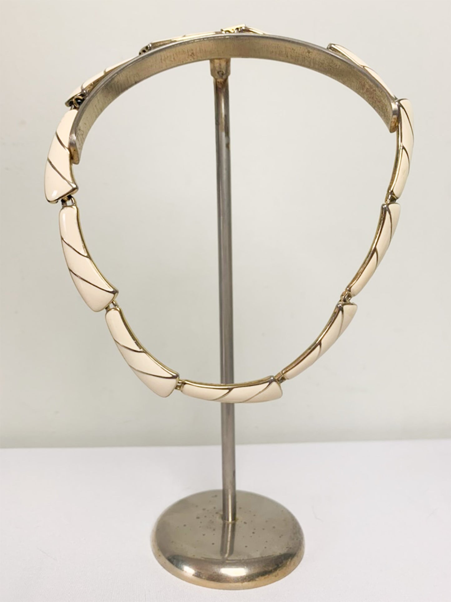 Collier vintage en émail crème et doré - Pièce unique