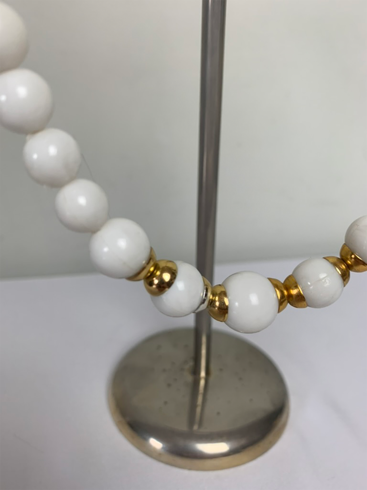 Collier fantaisie perles blanches et dorées vintage