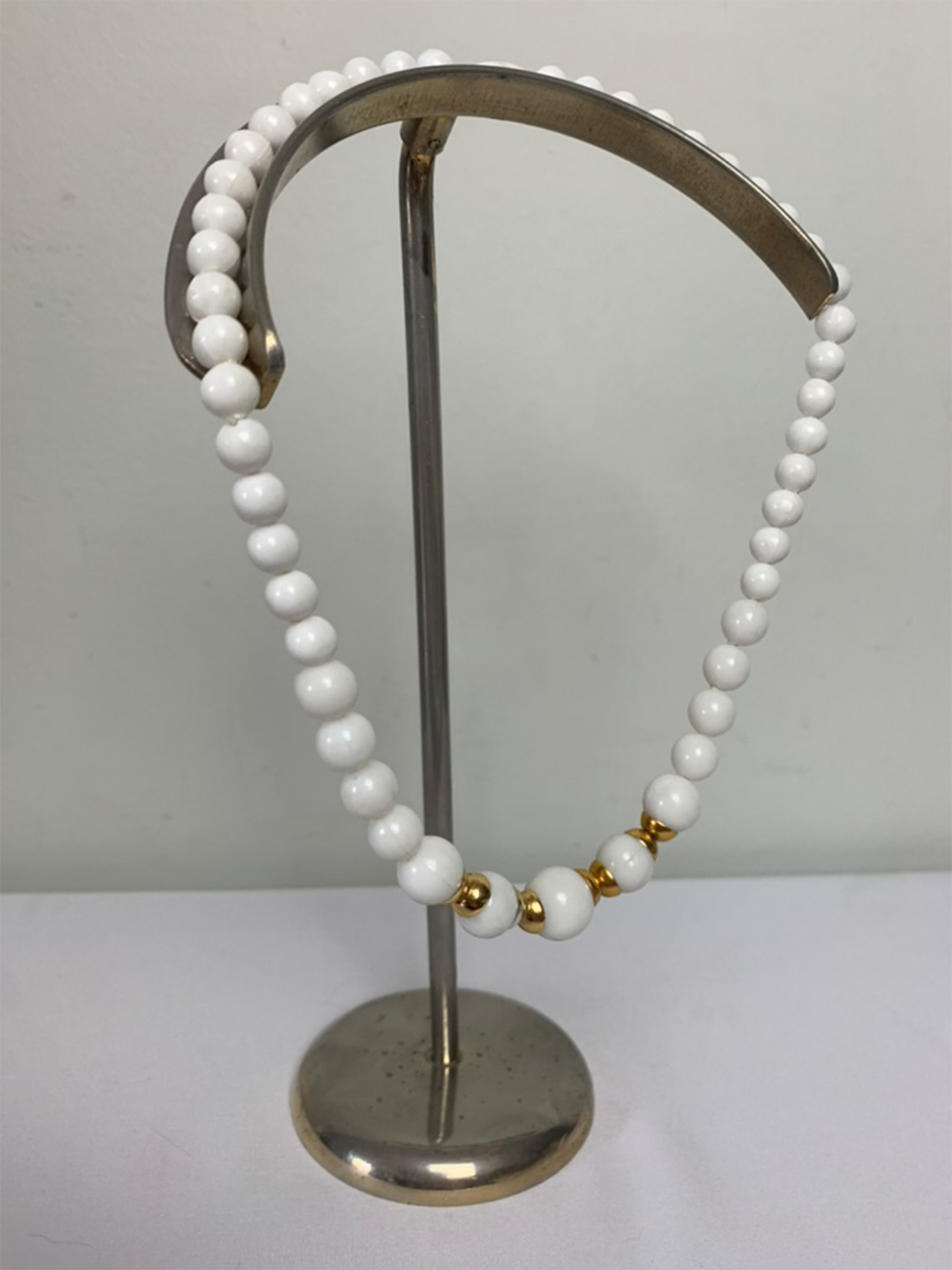 Collier fantaisie perles blanches et dorées vintage