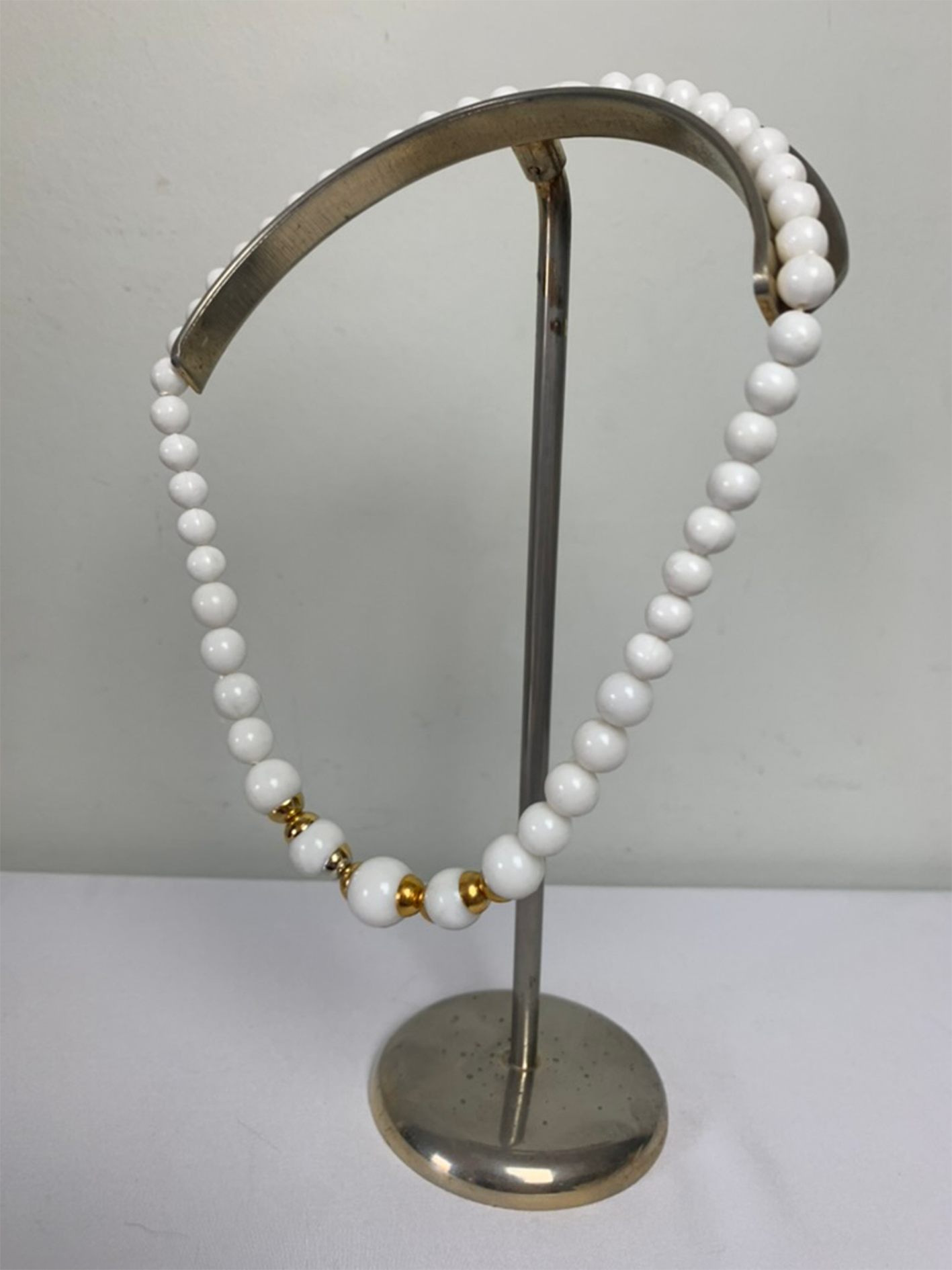 Collier fantaisie perles blanches et dorées vintage