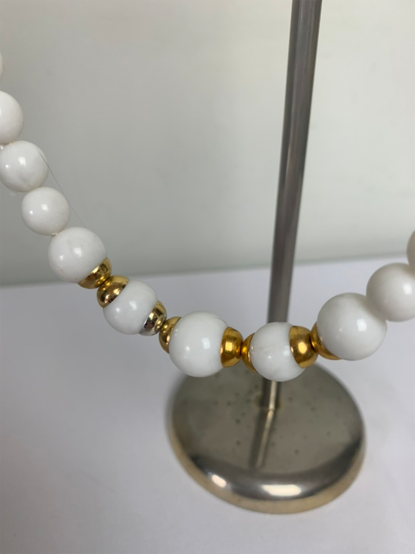 Collier fantaisie perles blanches et dorées vintage