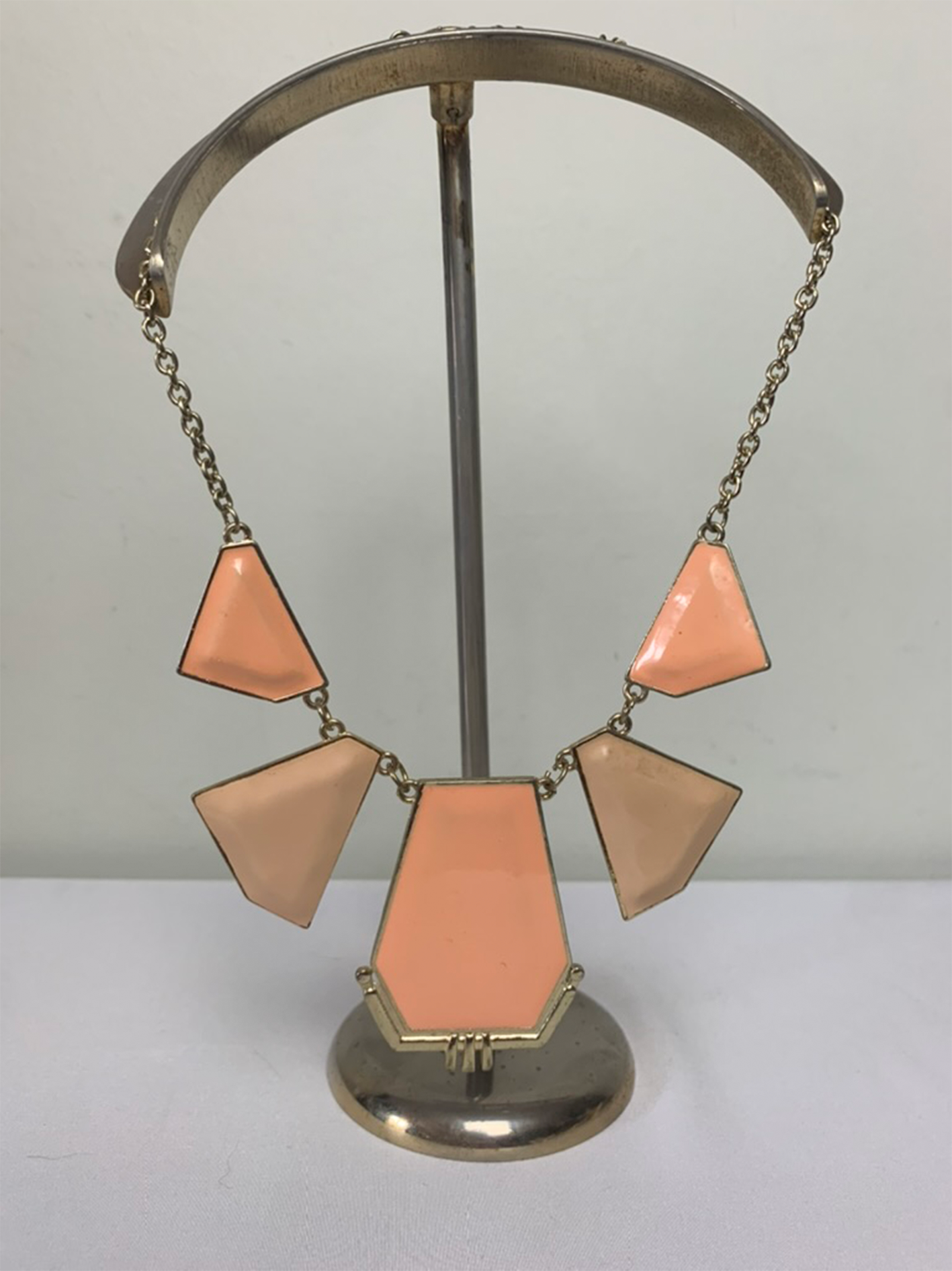 Collier pendants géométriques style art déco effet émail beige et saumon maille argentée