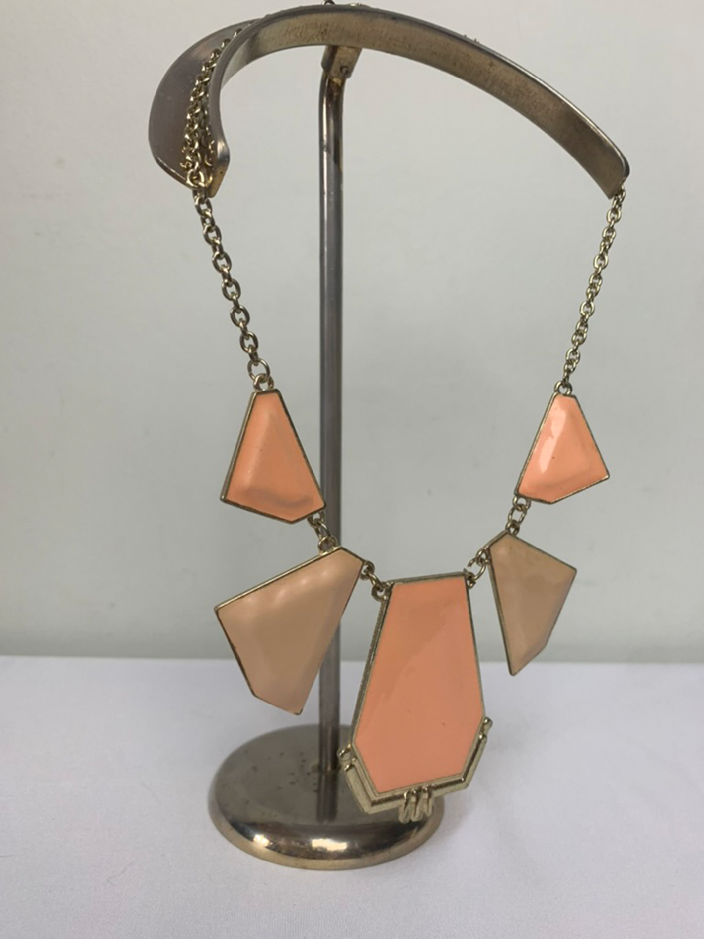 Collier pendants géométriques style art déco effet émail beige et saumon maille argentée