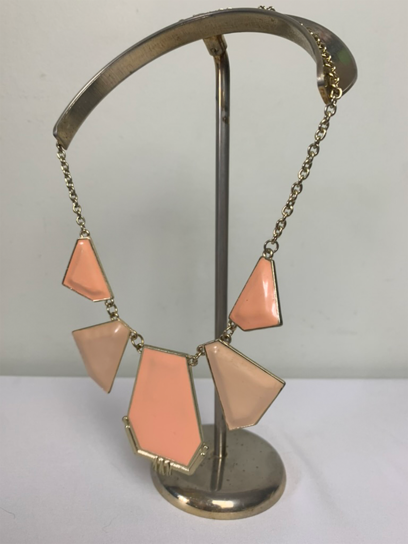 Collier pendants géométriques style art déco effet émail beige et saumon maille argentée