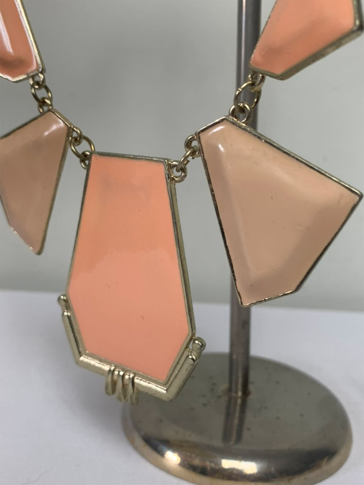 Collier pendants géométriques style art déco effet émail beige et saumon maille argentée