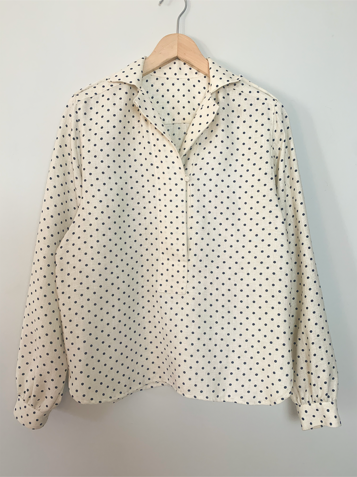 Blouse imprimée crème pois noir col multi-position vintage