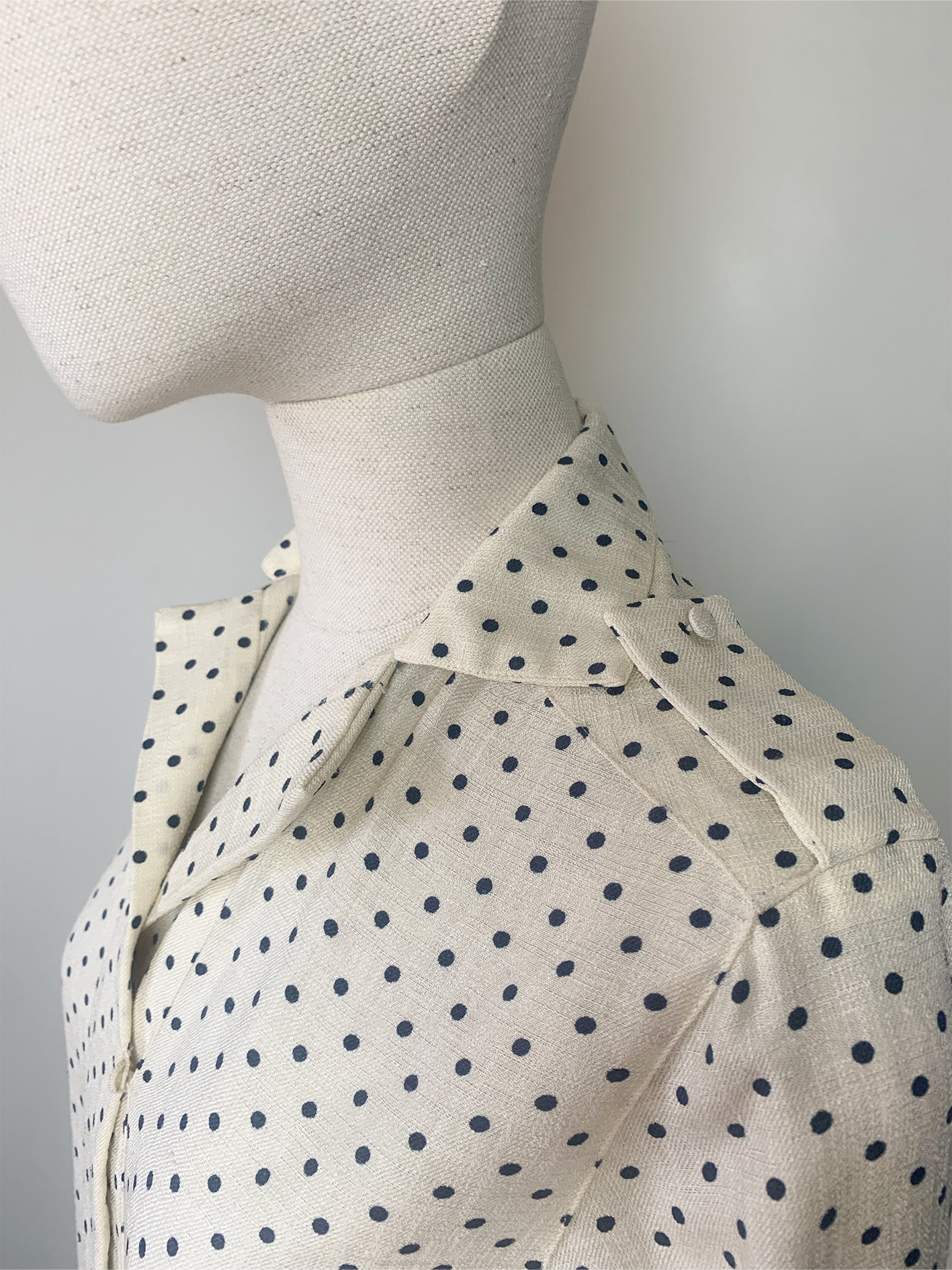 Blouse imprimée crème pois noir col multi-position vintage