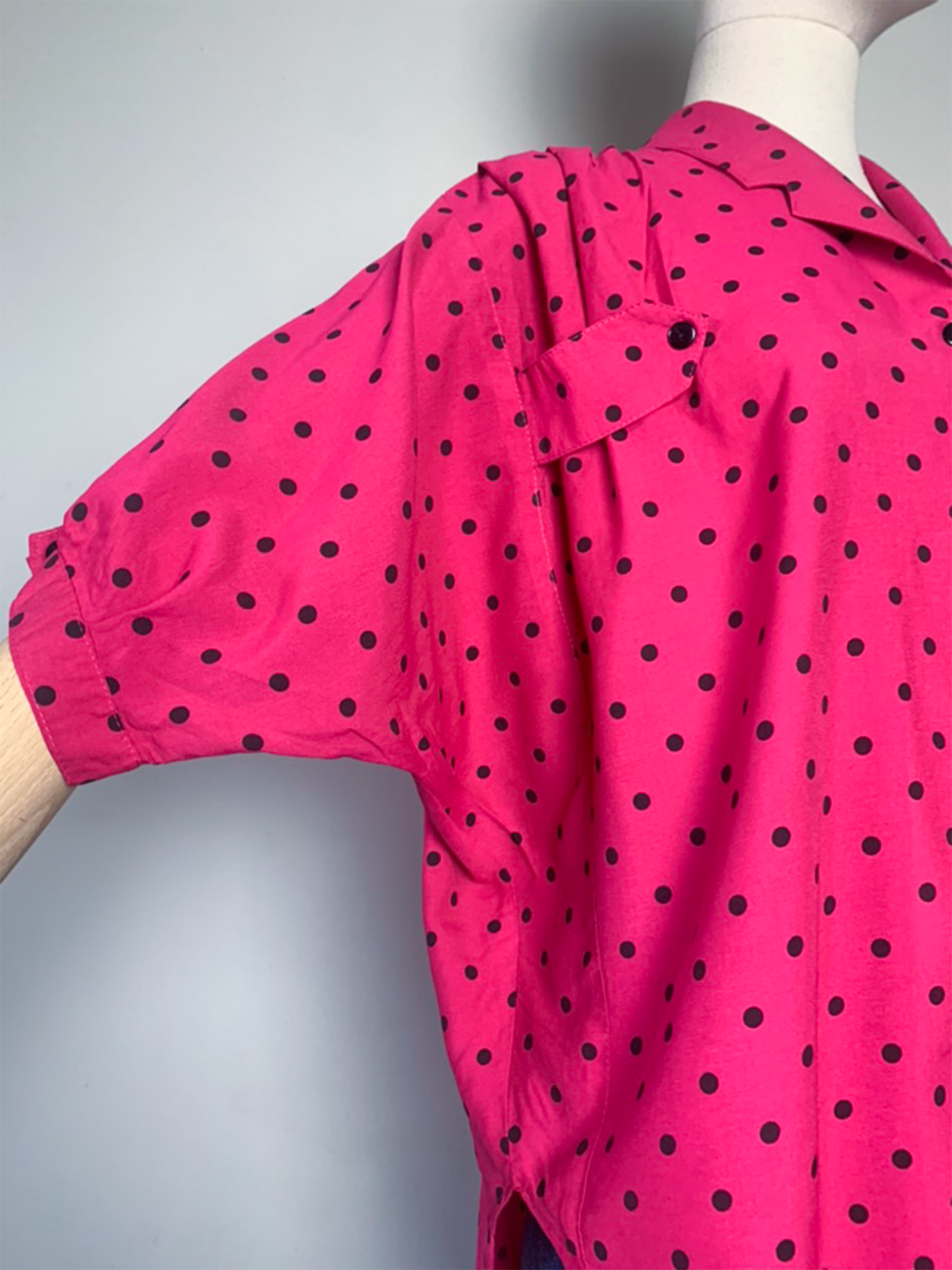 Chemise rose fuchsia pois noirs manches courtes vintage