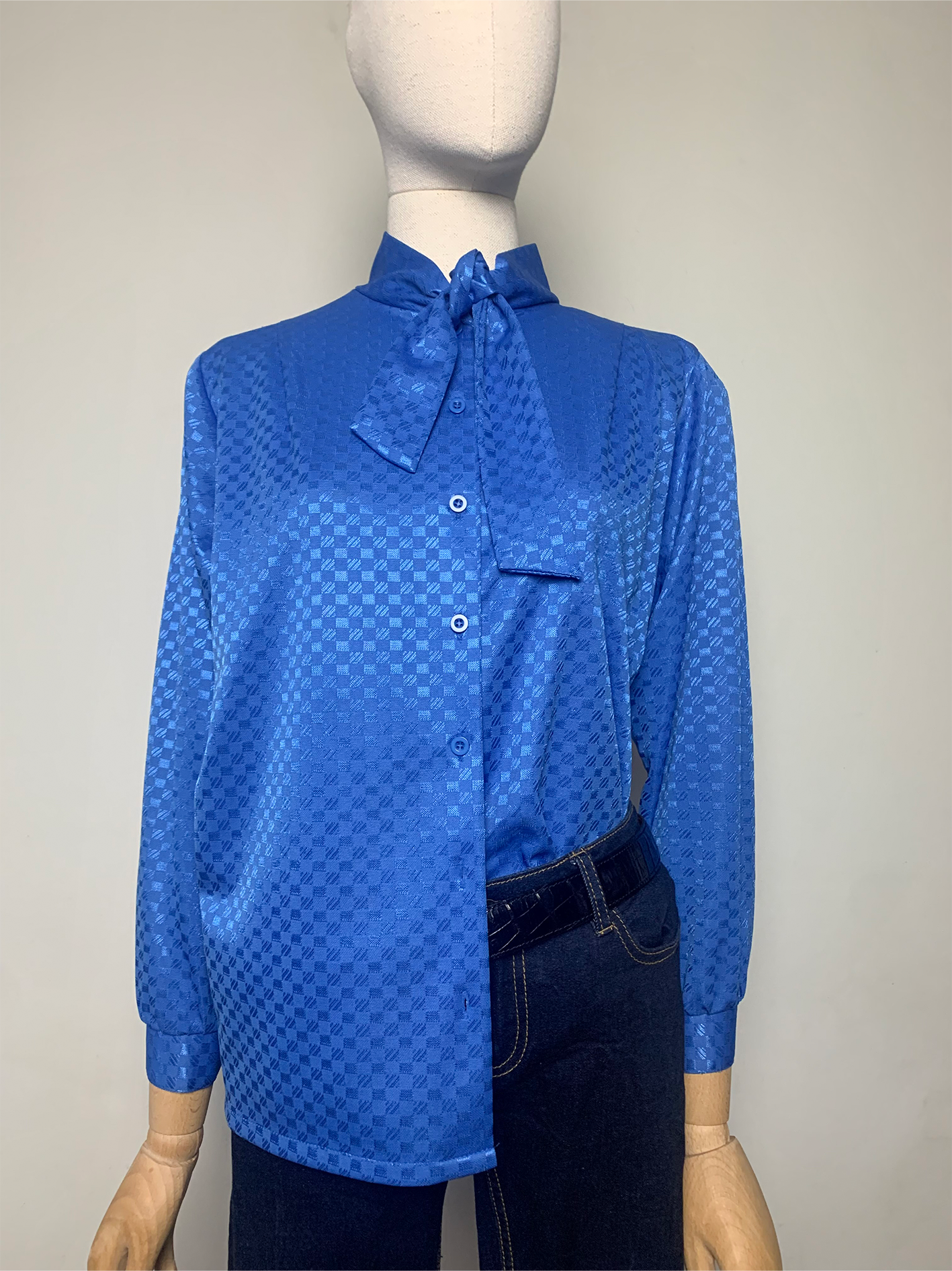 Chemisier bleu col cravate vintage