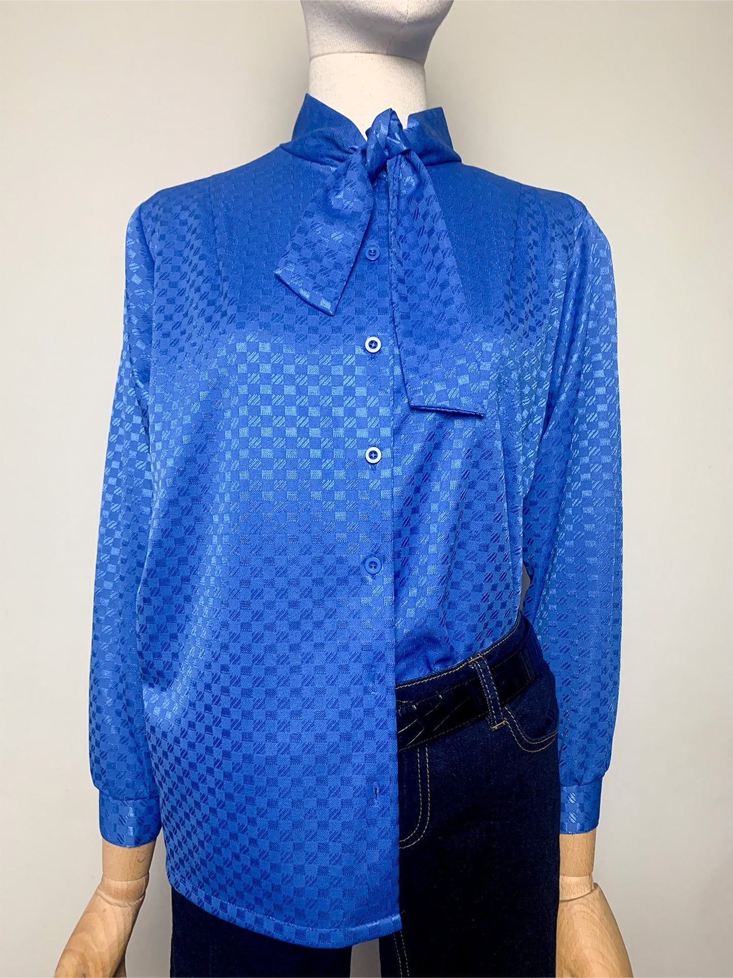 Chemisier Vintage Bleu Royal Damassé Col Cravate - Épaules Structurées - Années 80 - T. 38/40 FR (M/L)