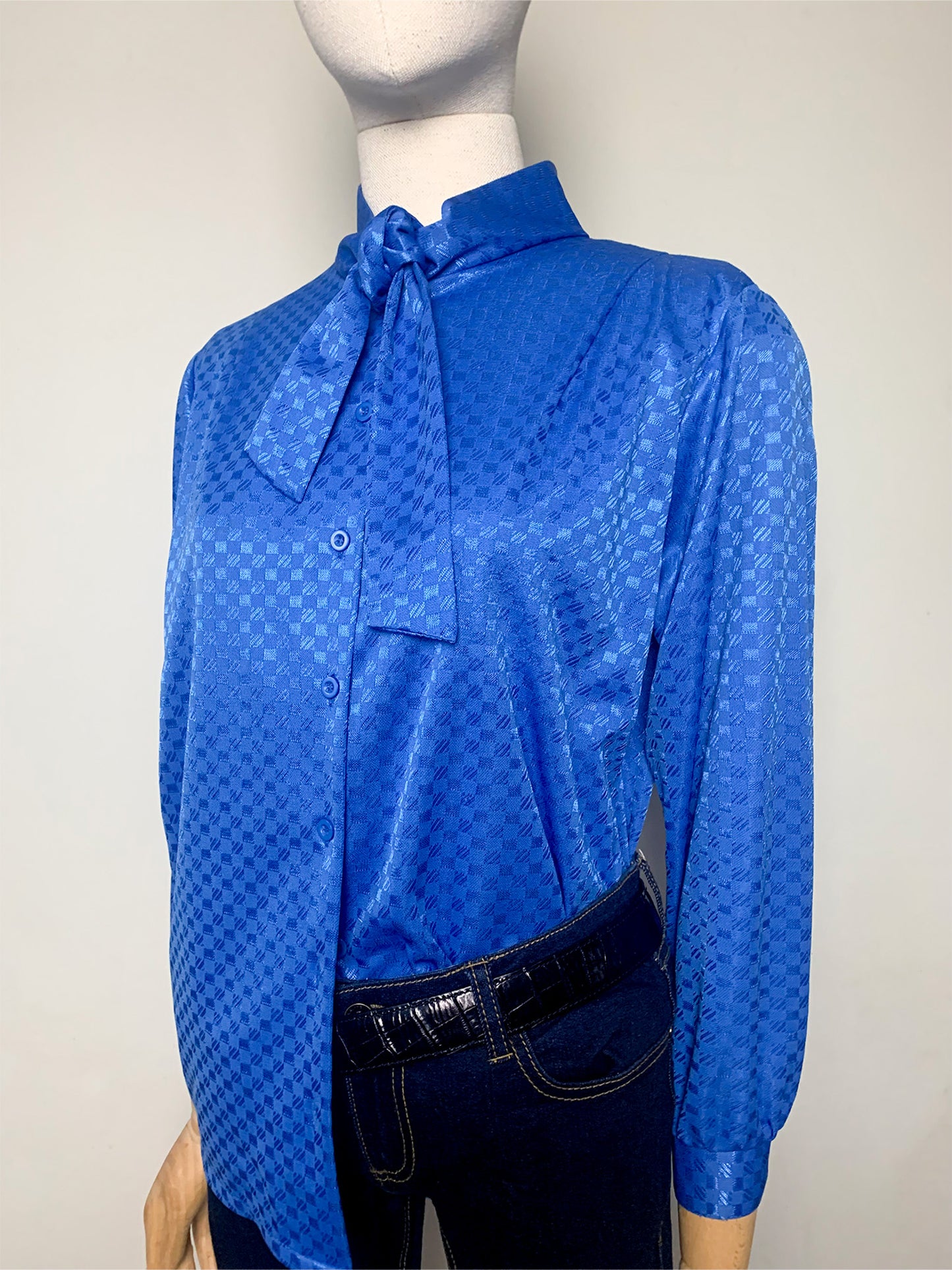 Chemisier Vintage Bleu Royal Damassé Col Cravate - Épaules Structurées - Années 80 - T. 38/40 FR (M/L)