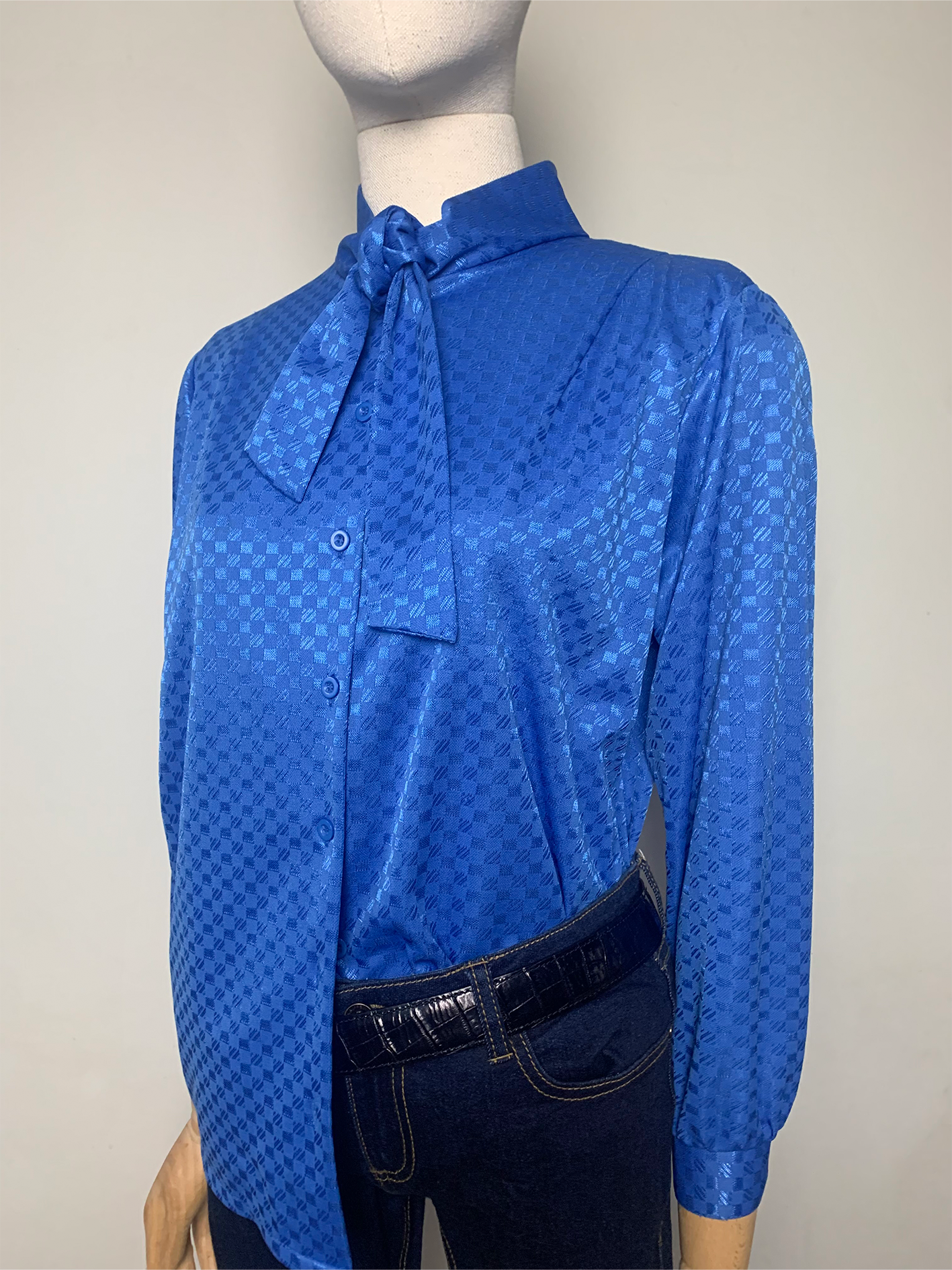 Chemisier bleu col cravate vintage