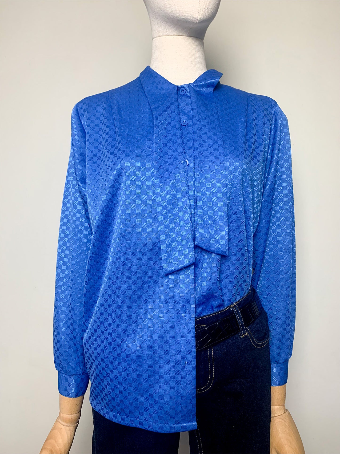Chemisier Vintage Bleu Royal Damassé Col Cravate - Épaules Structurées - Années 80 - T. 38/40 FR (M/L)