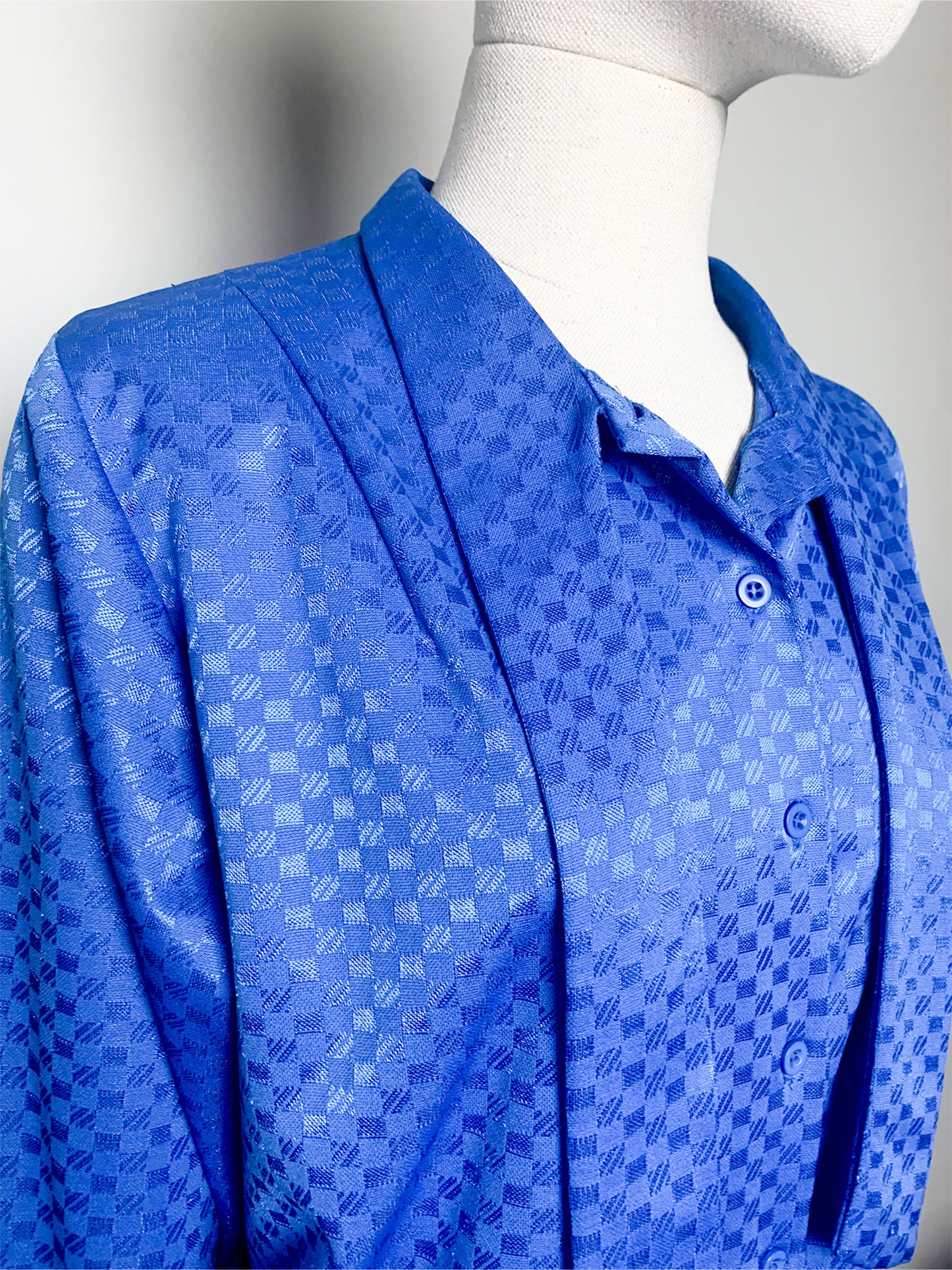 Chemisier Vintage Bleu Royal Damassé Col Cravate - Épaules Structurées - Années 80 - T. 38/40 FR (M/L)