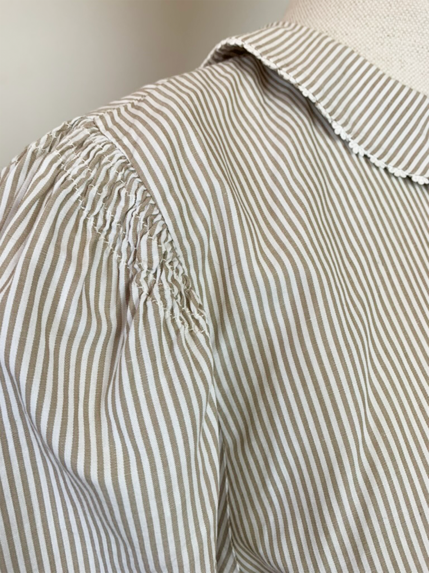 Chemise chemisier col Claudine rayée blanche et beige vintage
