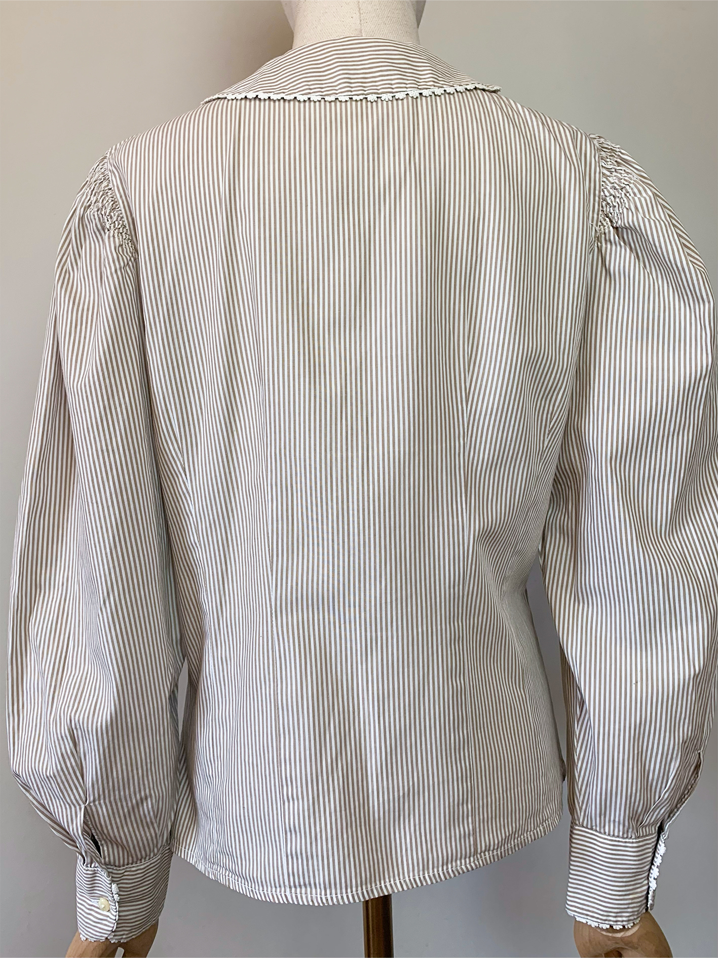 Chemise chemisier col Claudine rayée blanche et beige vintage