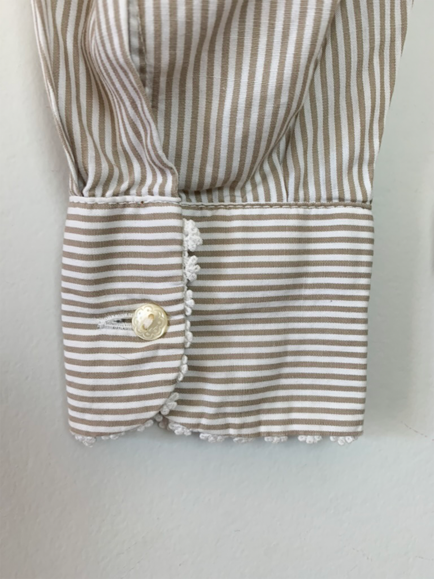 Chemise chemisier col Claudine rayée blanche et beige vintage