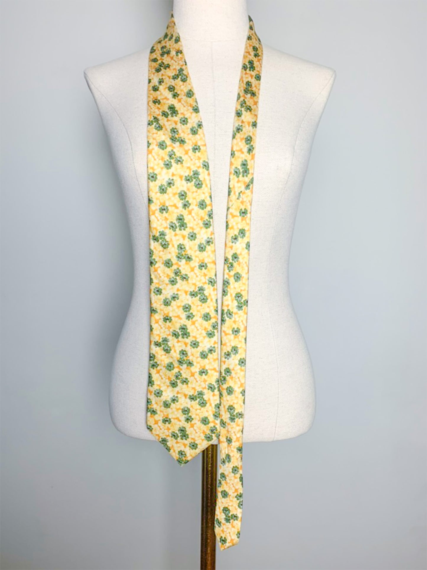Cravate en soie fleurie jaune et verte Cacharel