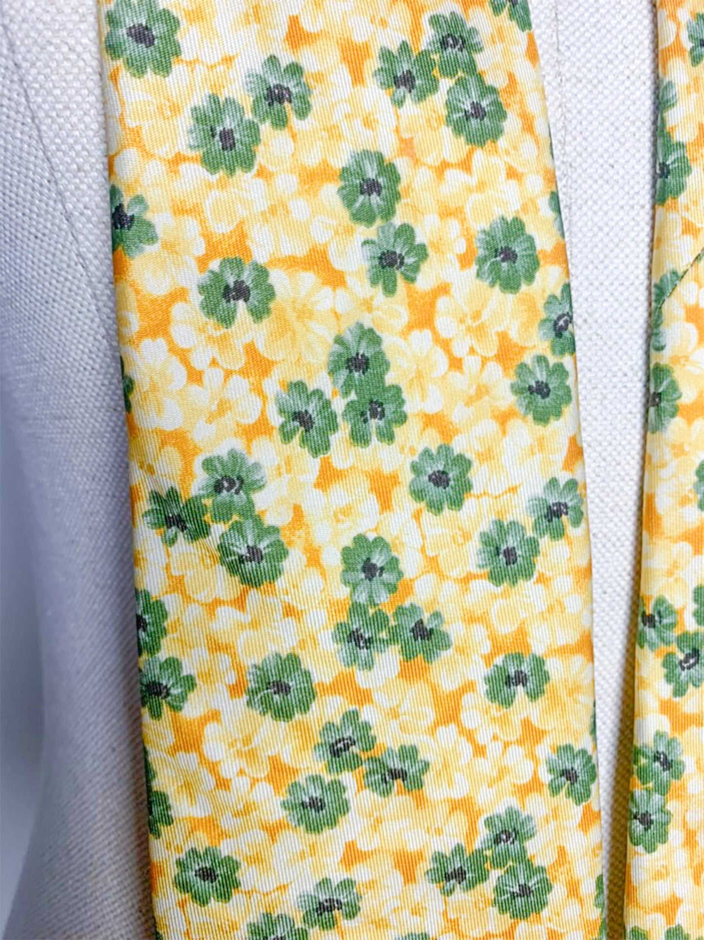 Cravate en soie fleurie jaune et verte Cacharel