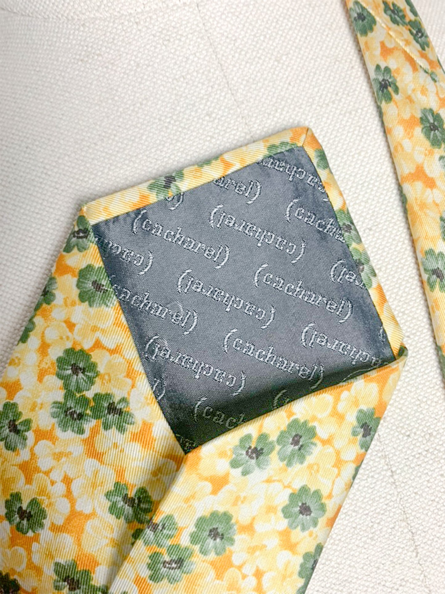 Cravate en soie fleurie jaune et verte Cacharel
