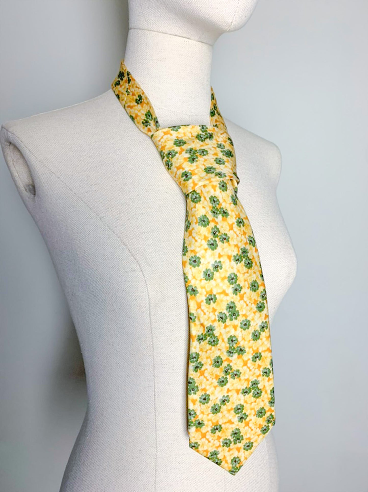 Cravate en soie fleurie jaune et verte Cacharel