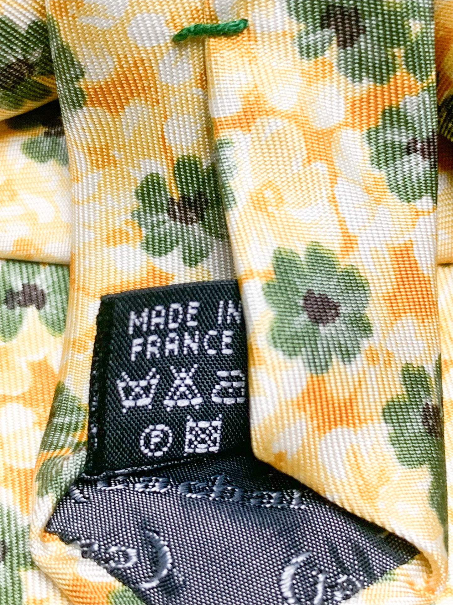 Cravate en soie fleurie jaune et verte Cacharel