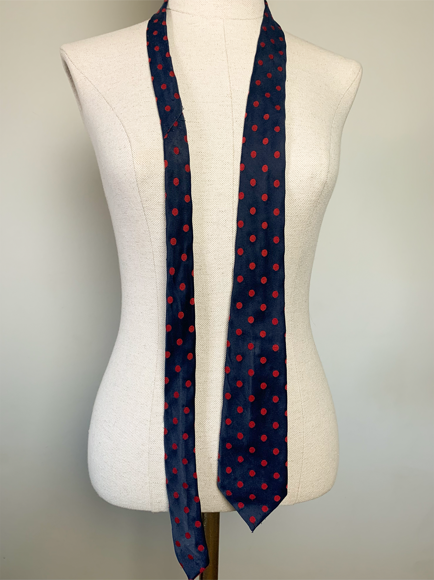 Cravate bleu marine à pois rouge vintage