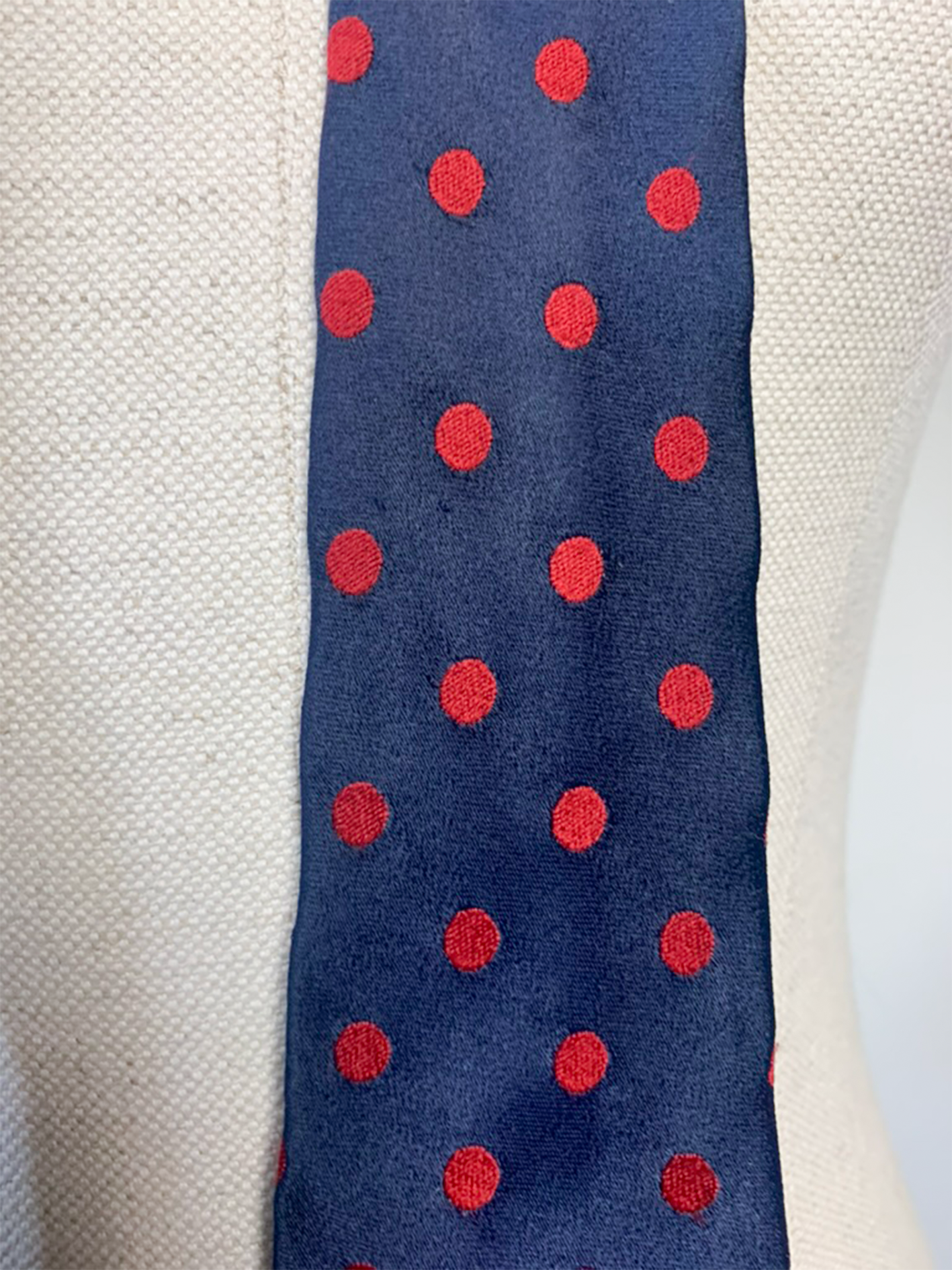 Cravate bleu marine à pois rouge vintage