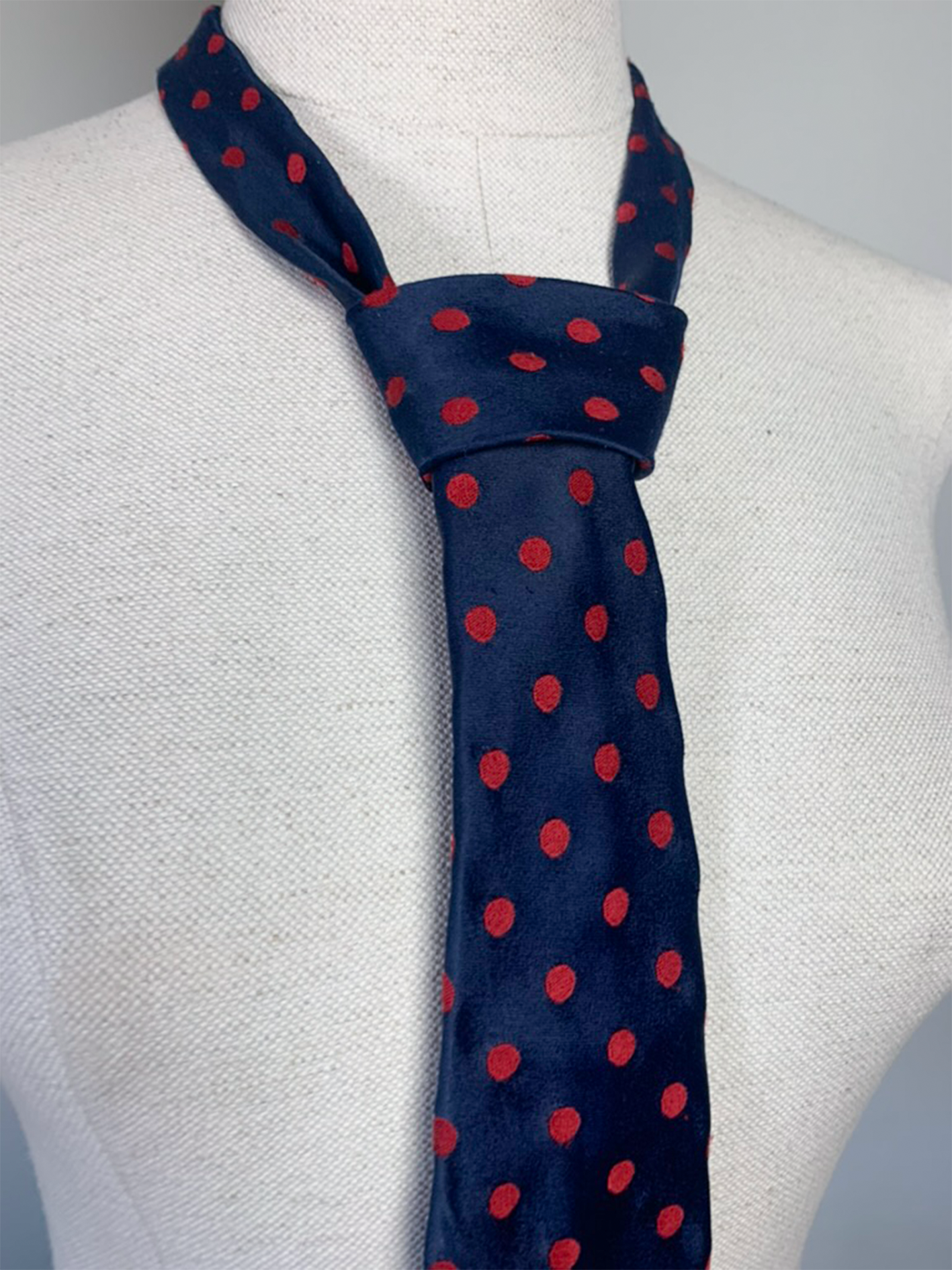 Cravate bleu marine à pois rouge vintage