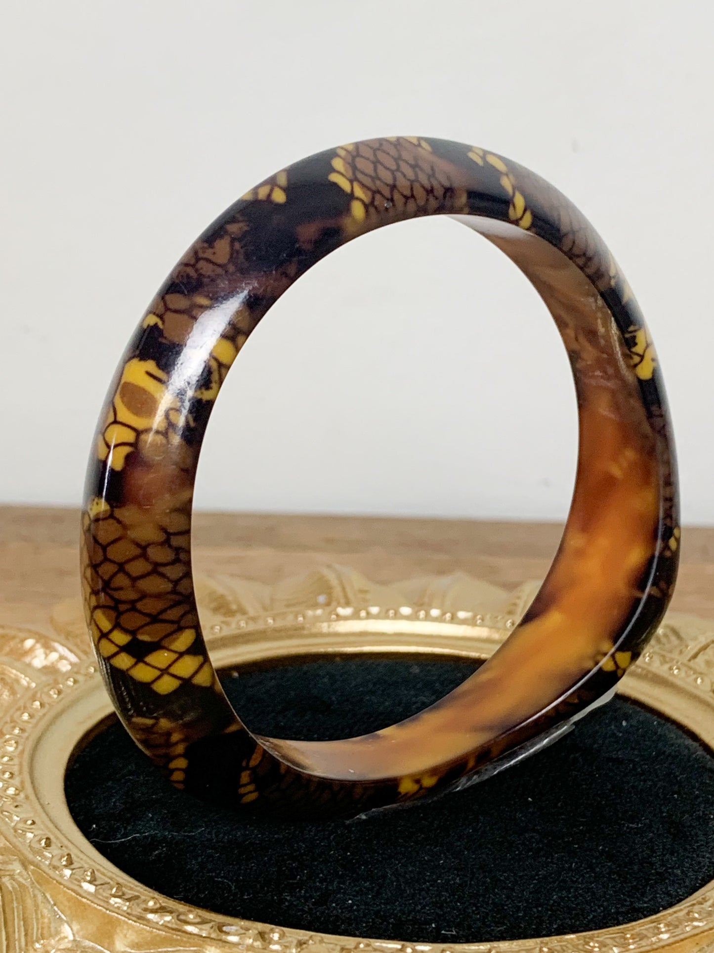Bracelet rigide asymétrique motifs peau de reptile