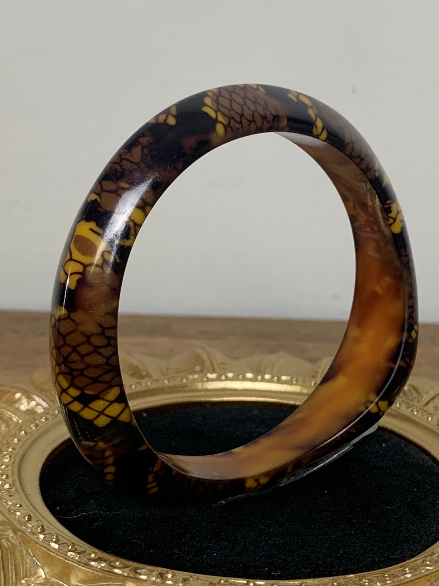 Bracelet rigide asymétrique motifs peau de reptile