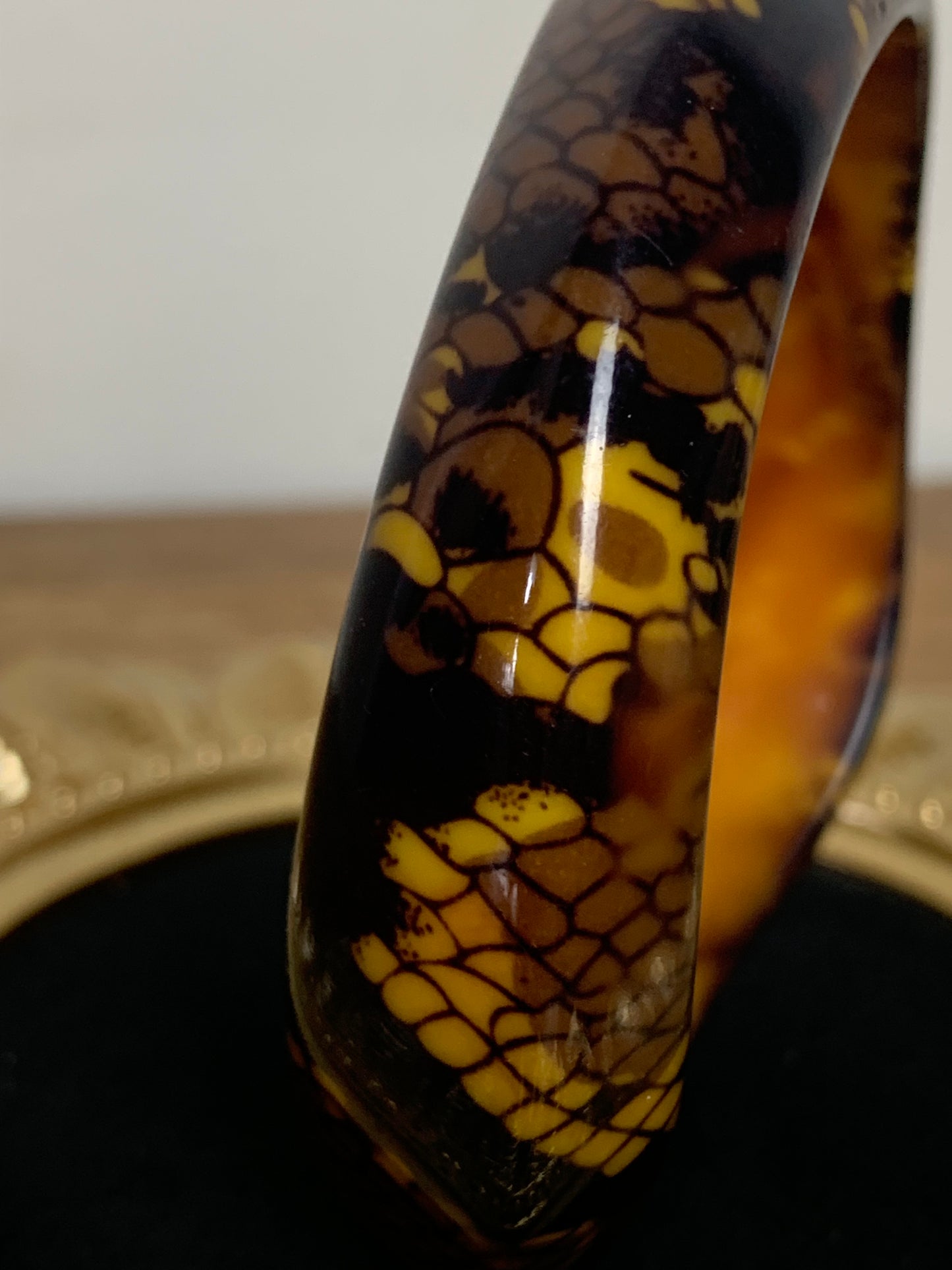 Bracelet rigide asymétrique motifs peau de reptile