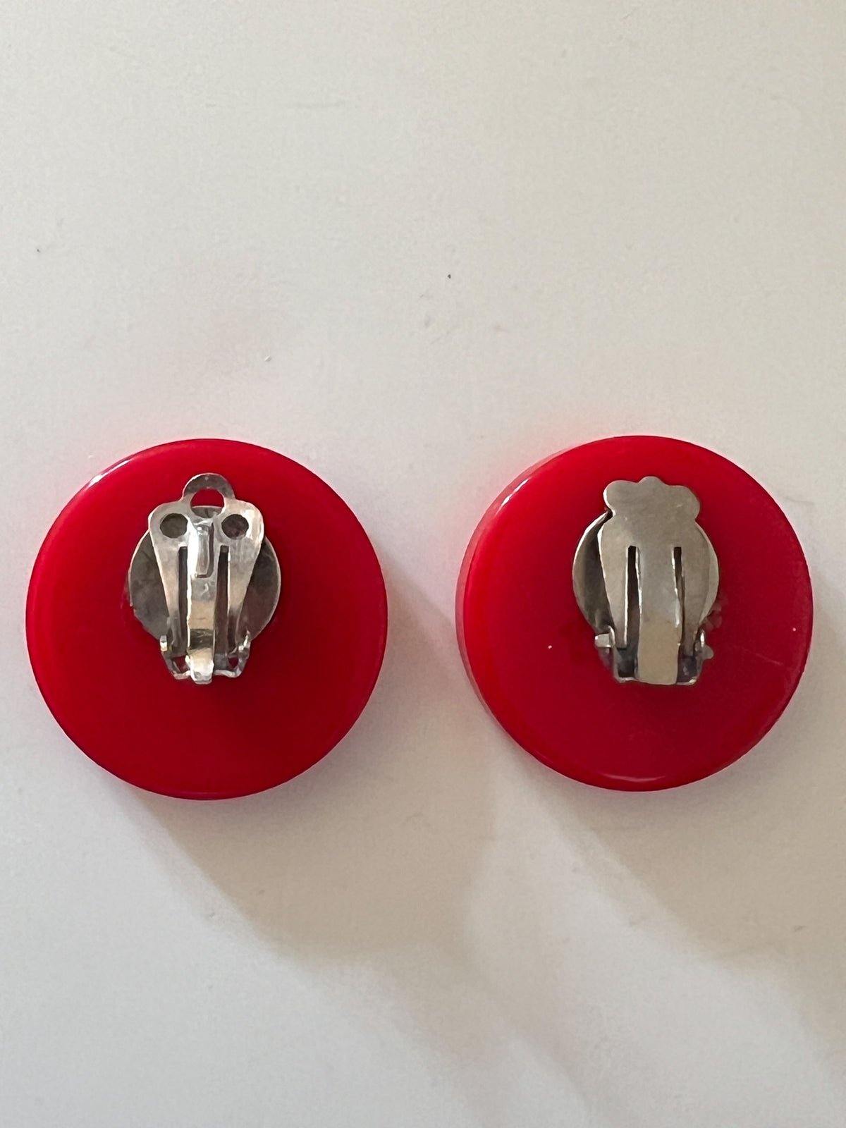 Boucles d'Oreilles Clips Vintage Années 80 Rouge – Pastilles Graphiques Striées – Plastique