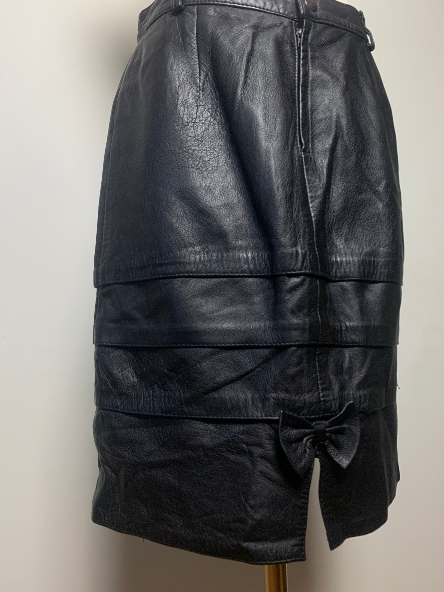Jupe en cuir noir avec empiècements et nœud vintage