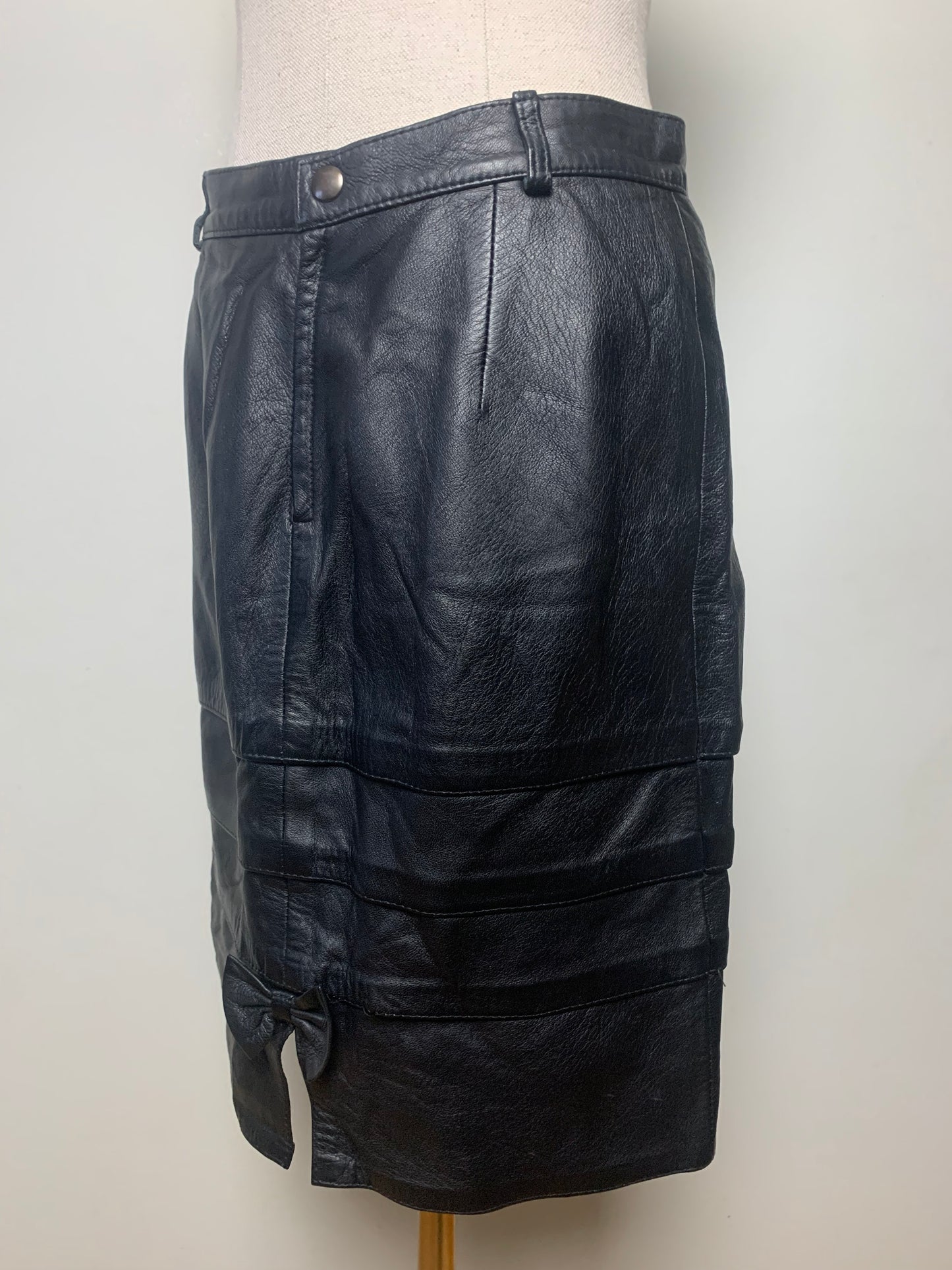 Jupe en cuir noir avec empiècements et nœud vintage